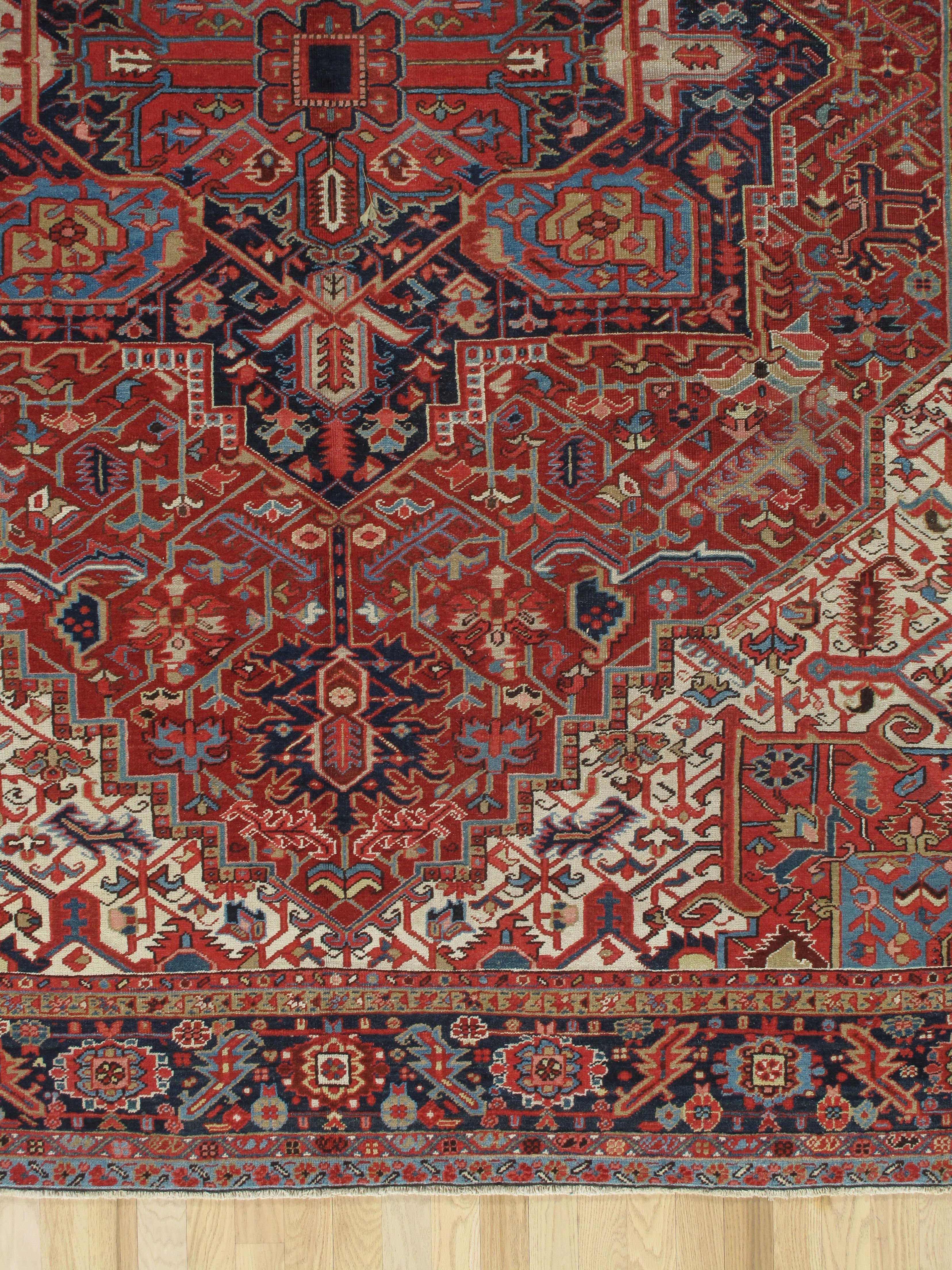 Perse Tapis persan Heriz ancien en laine fait à la main, champ rouillé/rouge, marine en vente