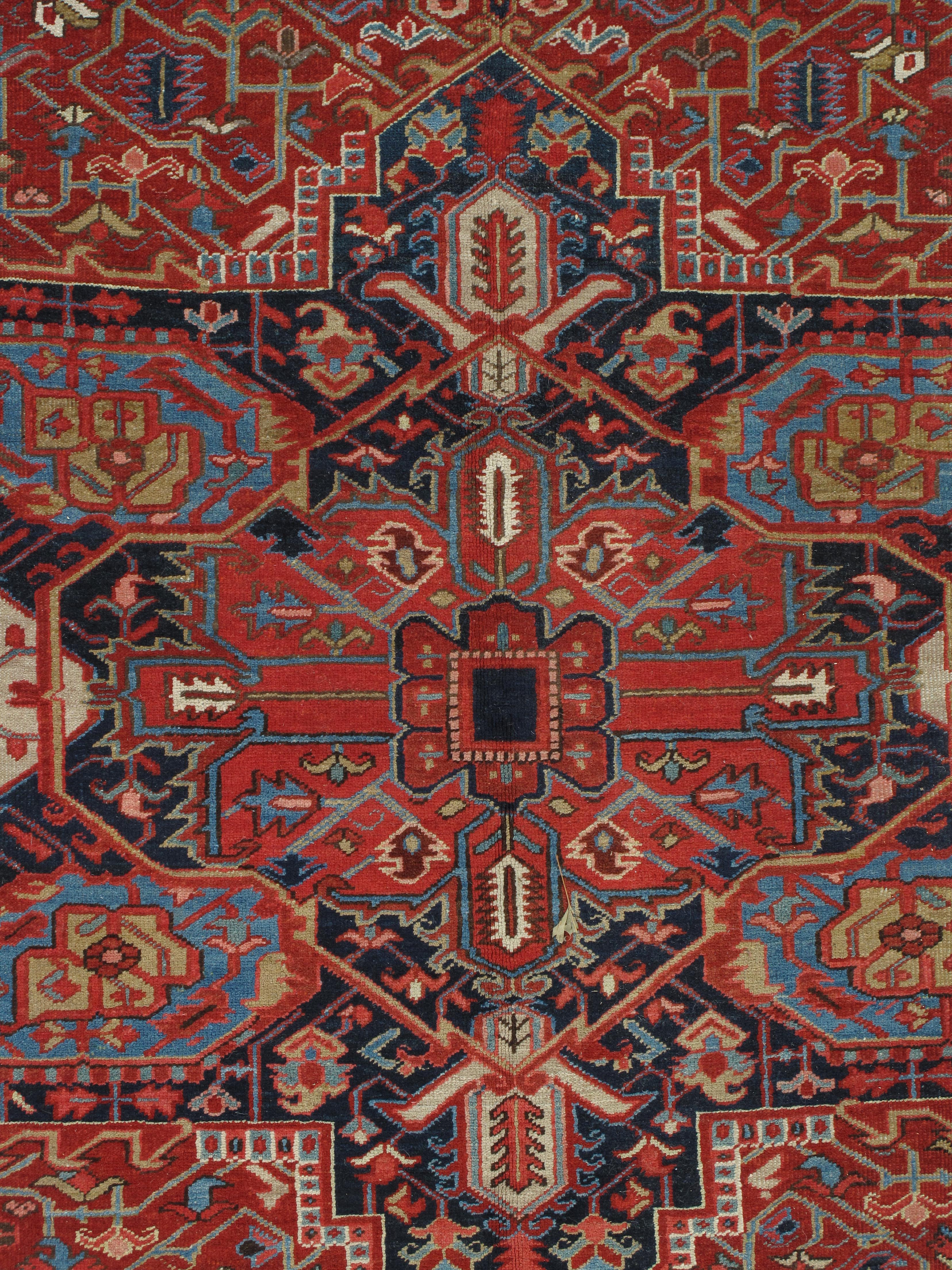 Tapis persan Heriz ancien en laine fait à la main, champ rouillé/rouge, marine Excellent état - En vente à Port Washington, NY