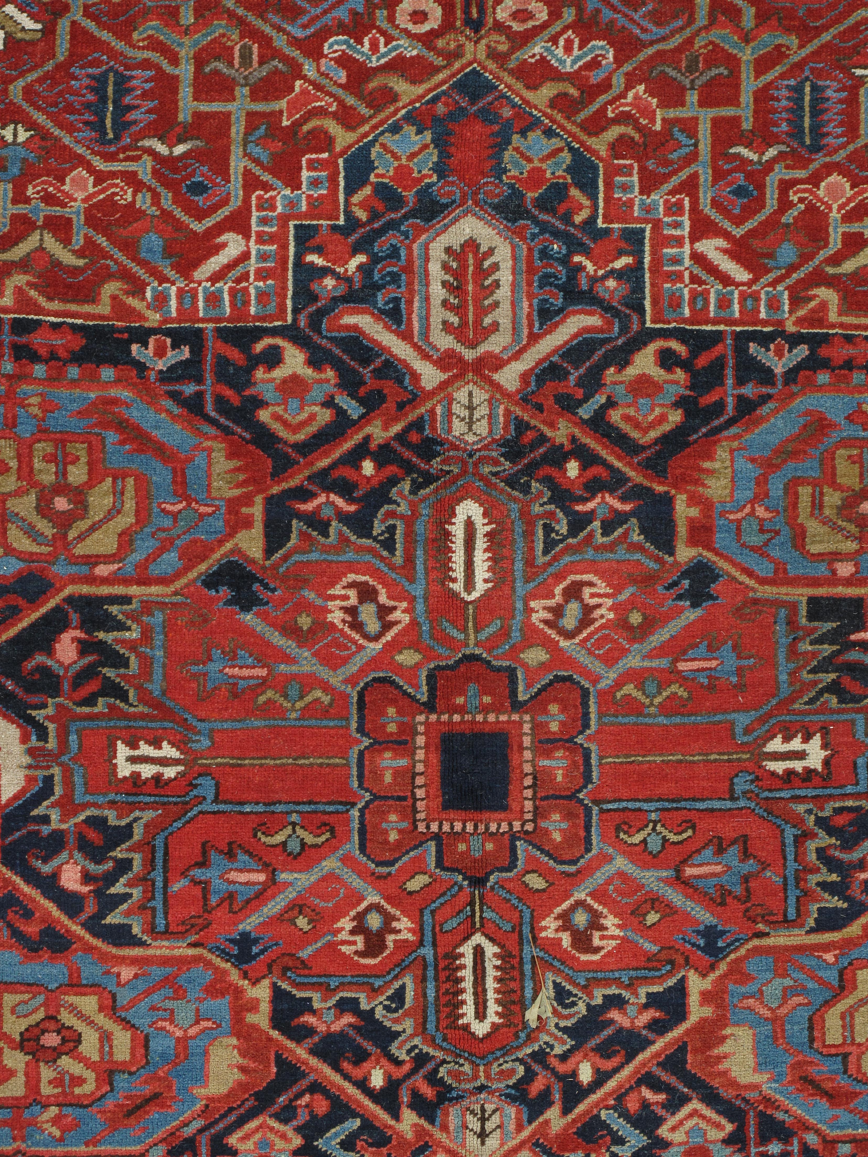 20ième siècle Tapis persan Heriz ancien en laine fait à la main, champ rouillé/rouge, marine en vente