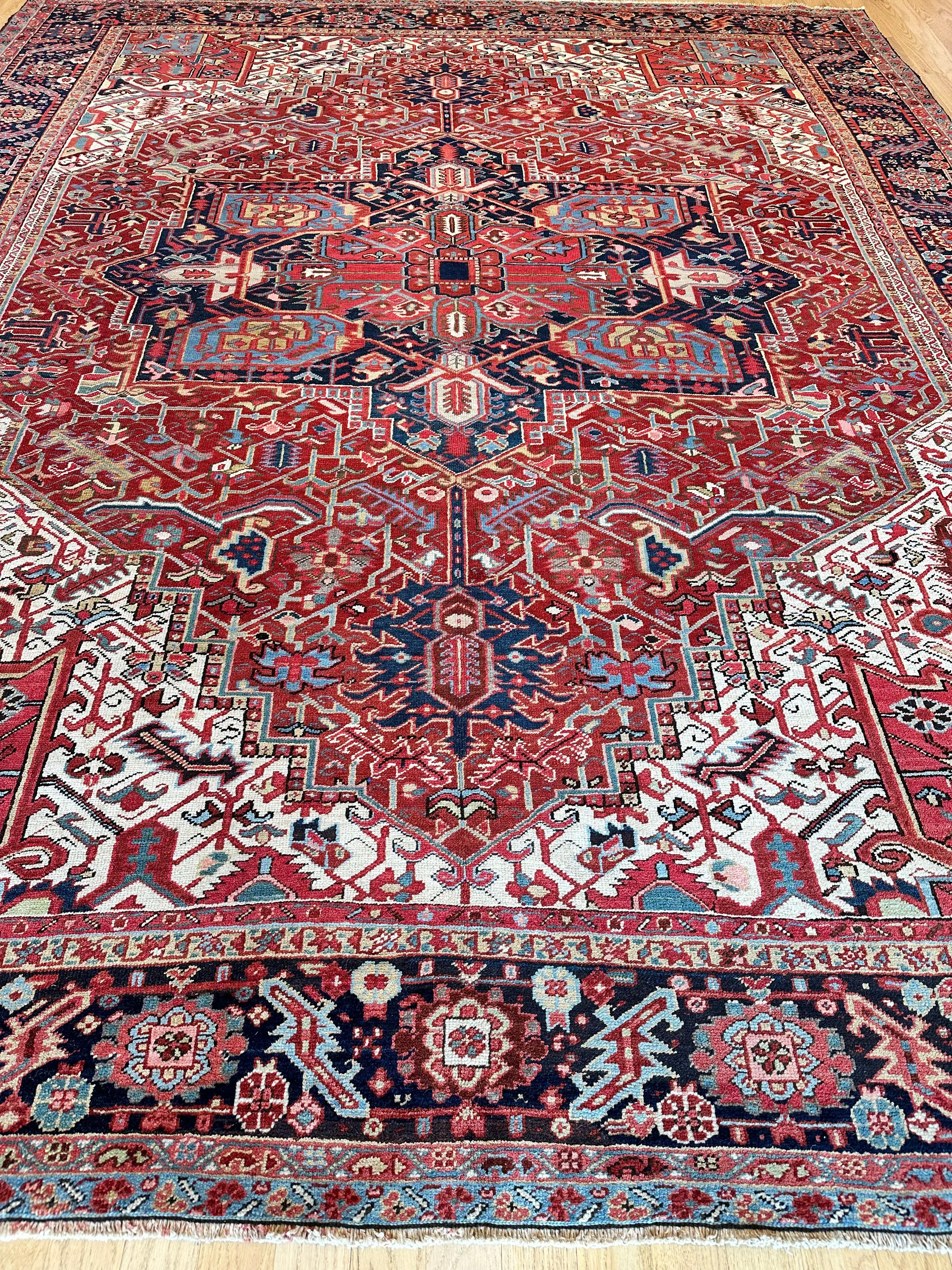 Tapis persan Heriz ancien en laine fait à la main, champ rouillé/rouge, marine en vente 1