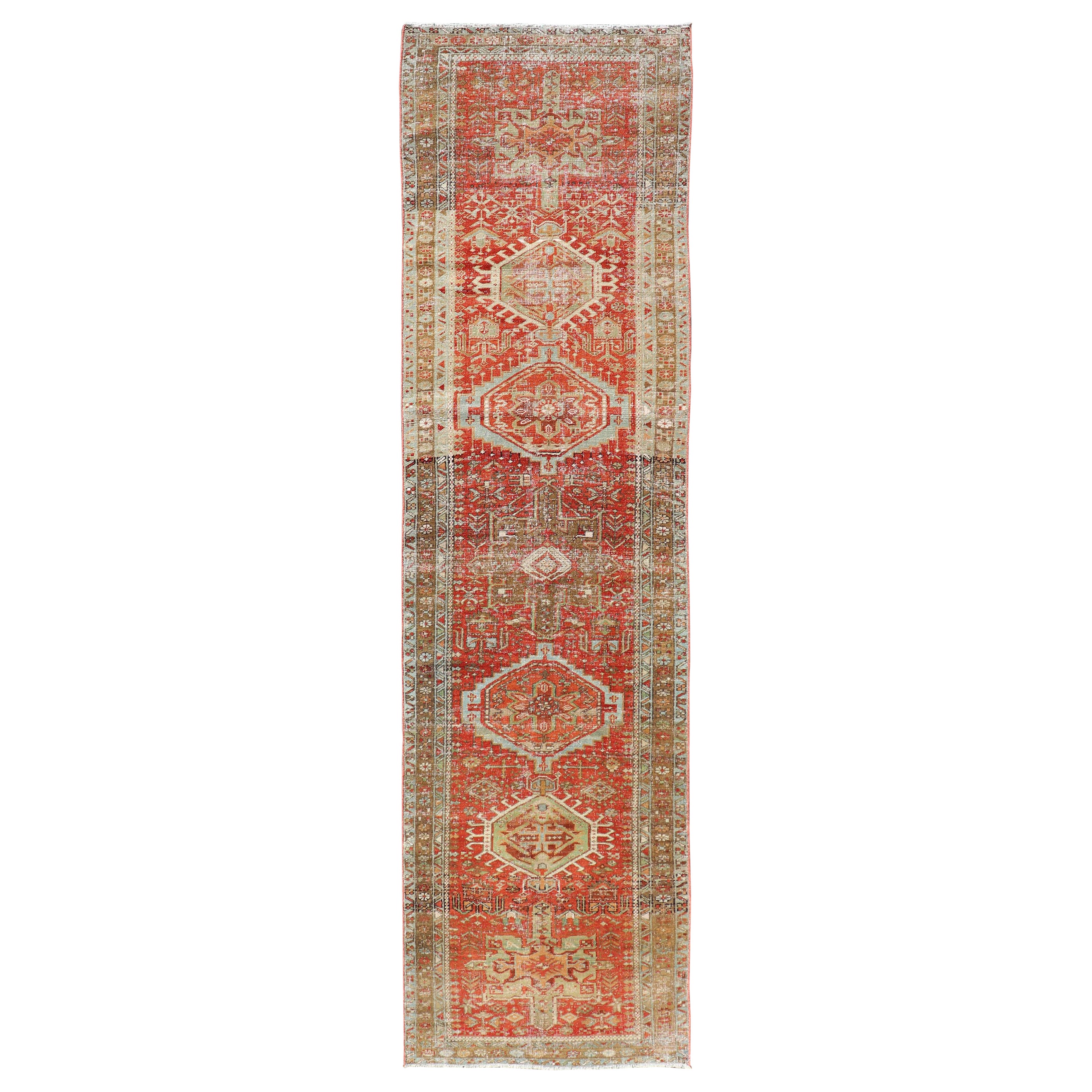 Tapis de couloir persan ancien Heriz en mauvais état avec médaillons géométriques aux couleurs douces