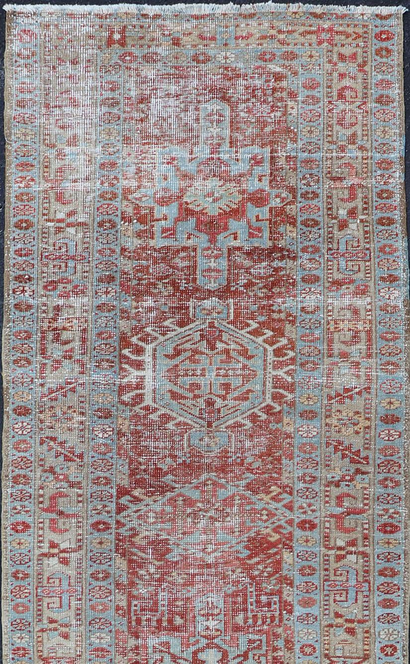 Antiker persischer Heriz-Läufer im Used-Look mit geometrischen Geometrien in Rot und Hellblau im Zustand „Starke Gebrauchsspuren“ im Angebot in Atlanta, GA