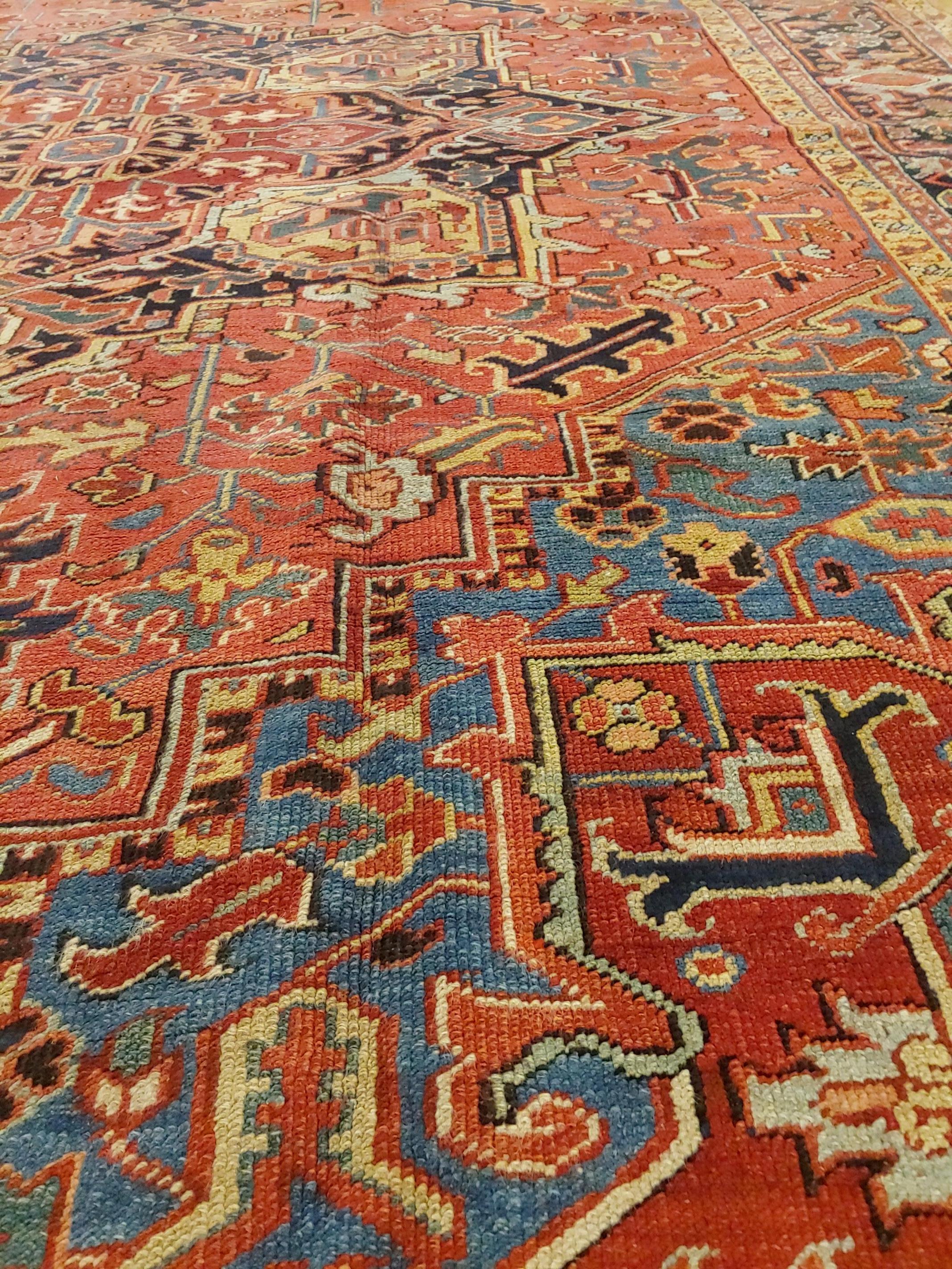 Antique Persian Heriz Rug, Coral Field Light Blue Corners, Wool, 1915 In Good Condition For Sale In Williamsburg, VA