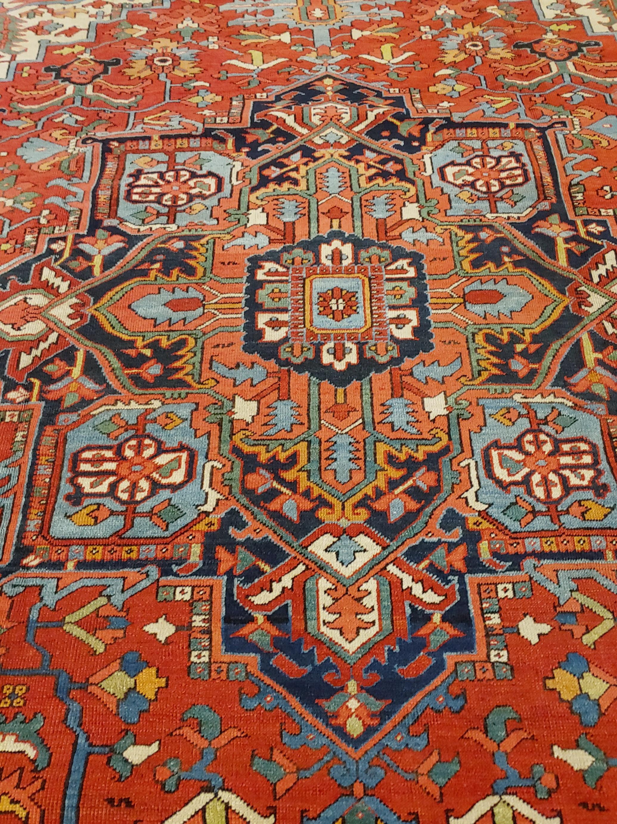 Antique Persian Heriz, Geometric Serapi Design, Rust, Blue Wool, Oversize, 1915 In Good Condition For Sale In Williamsburg, VA