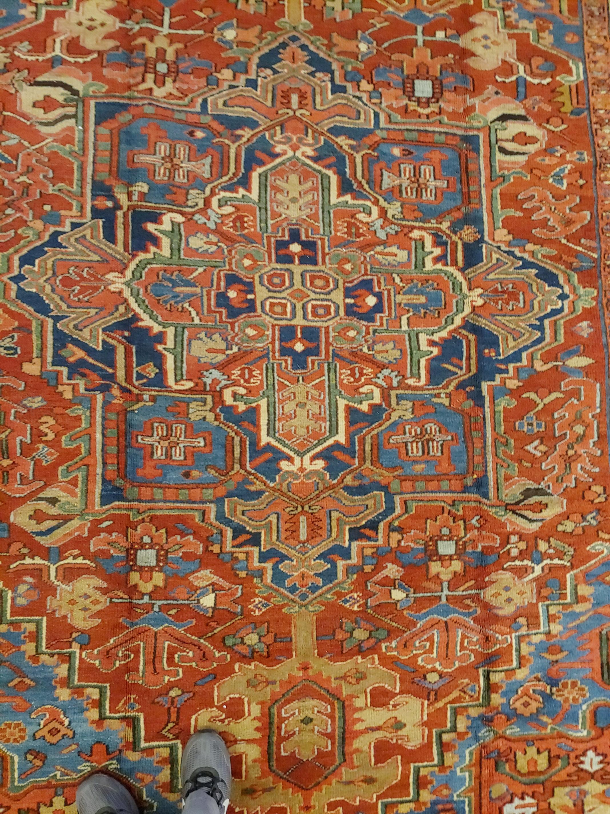 Antique Persian Heriz, Geometric Serapi Design, Rust Blue, Wool, Room Size, 1915 In Good Condition For Sale In Williamsburg, VA