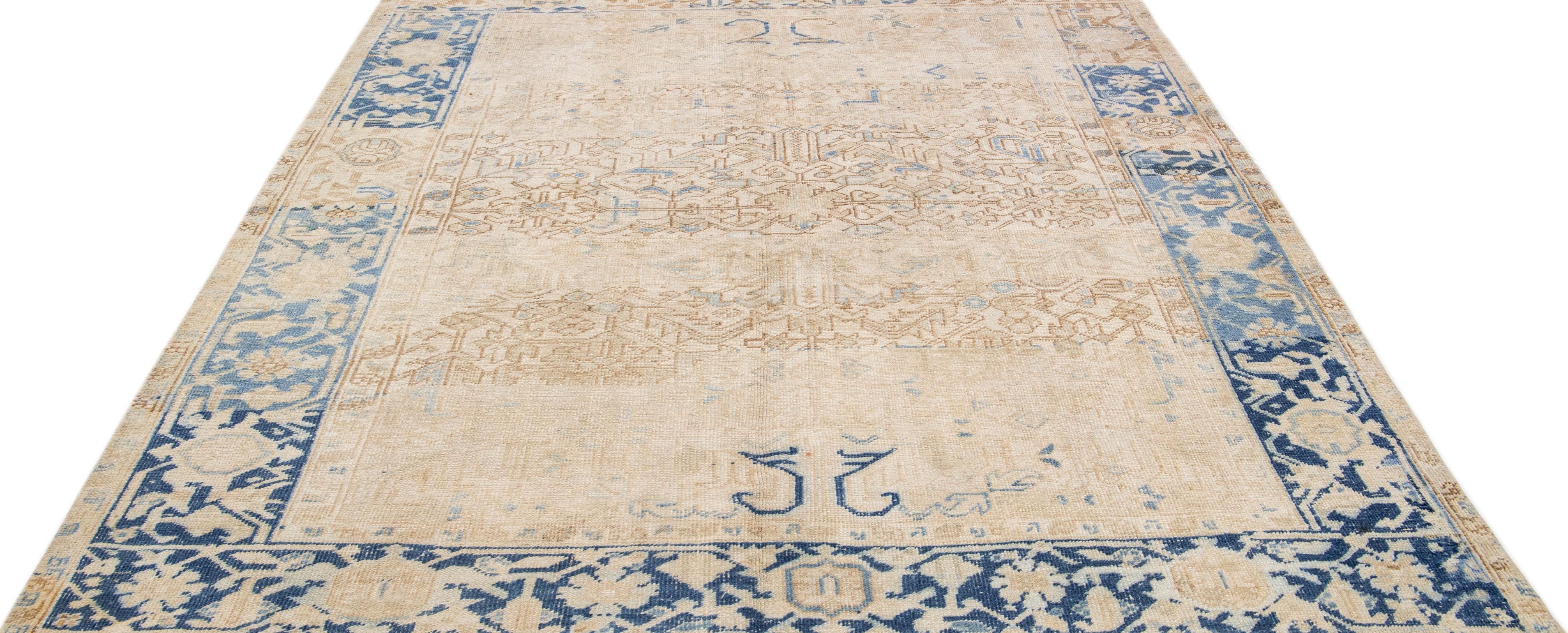 Heriz Serapi Tapis persan ancien Heriz en laine carrée beige et bleu, fait à la main, entièrement recouvert en vente