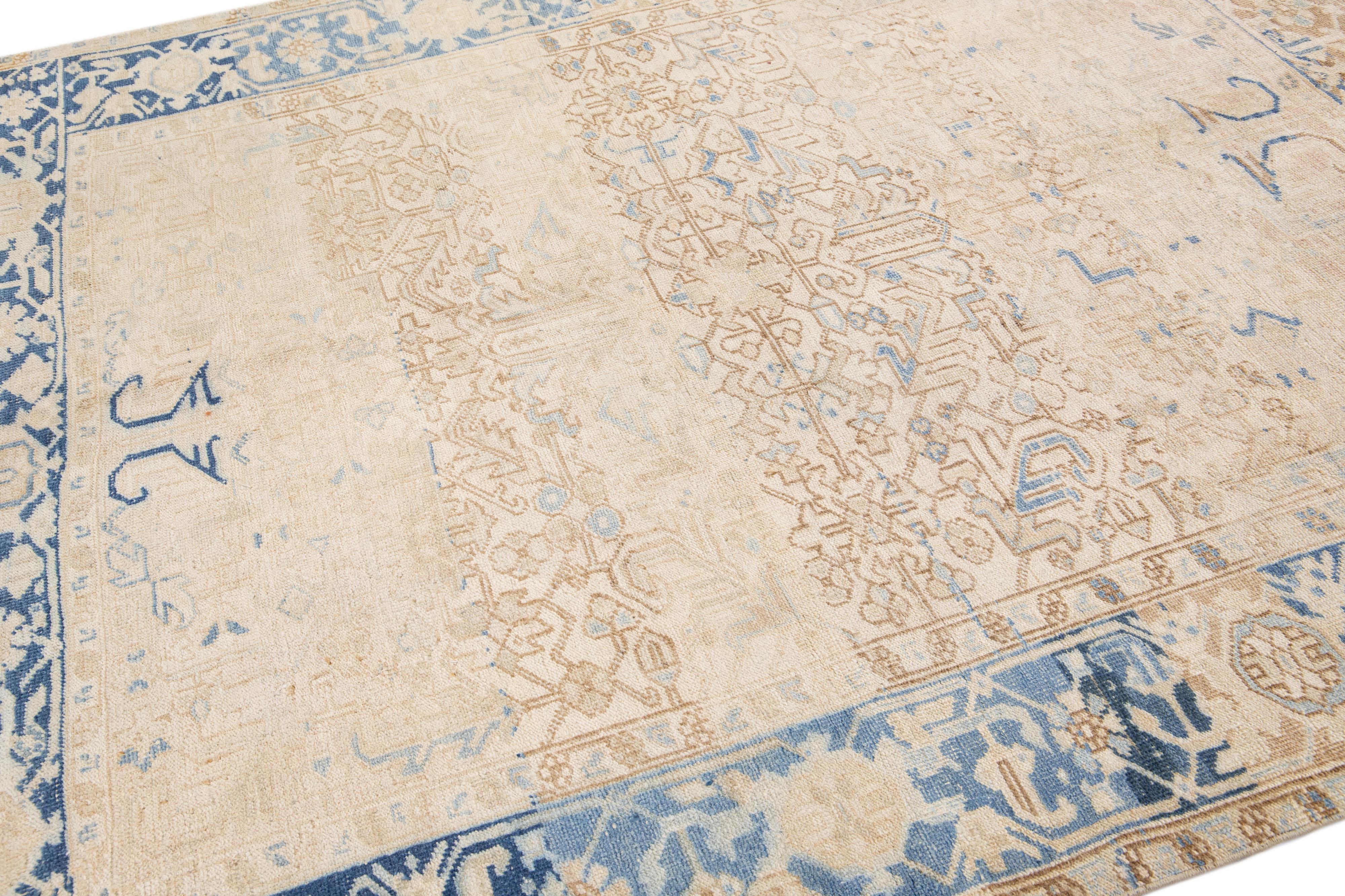 Noué à la main Tapis persan ancien Heriz en laine carrée beige et bleu, fait à la main, entièrement recouvert en vente