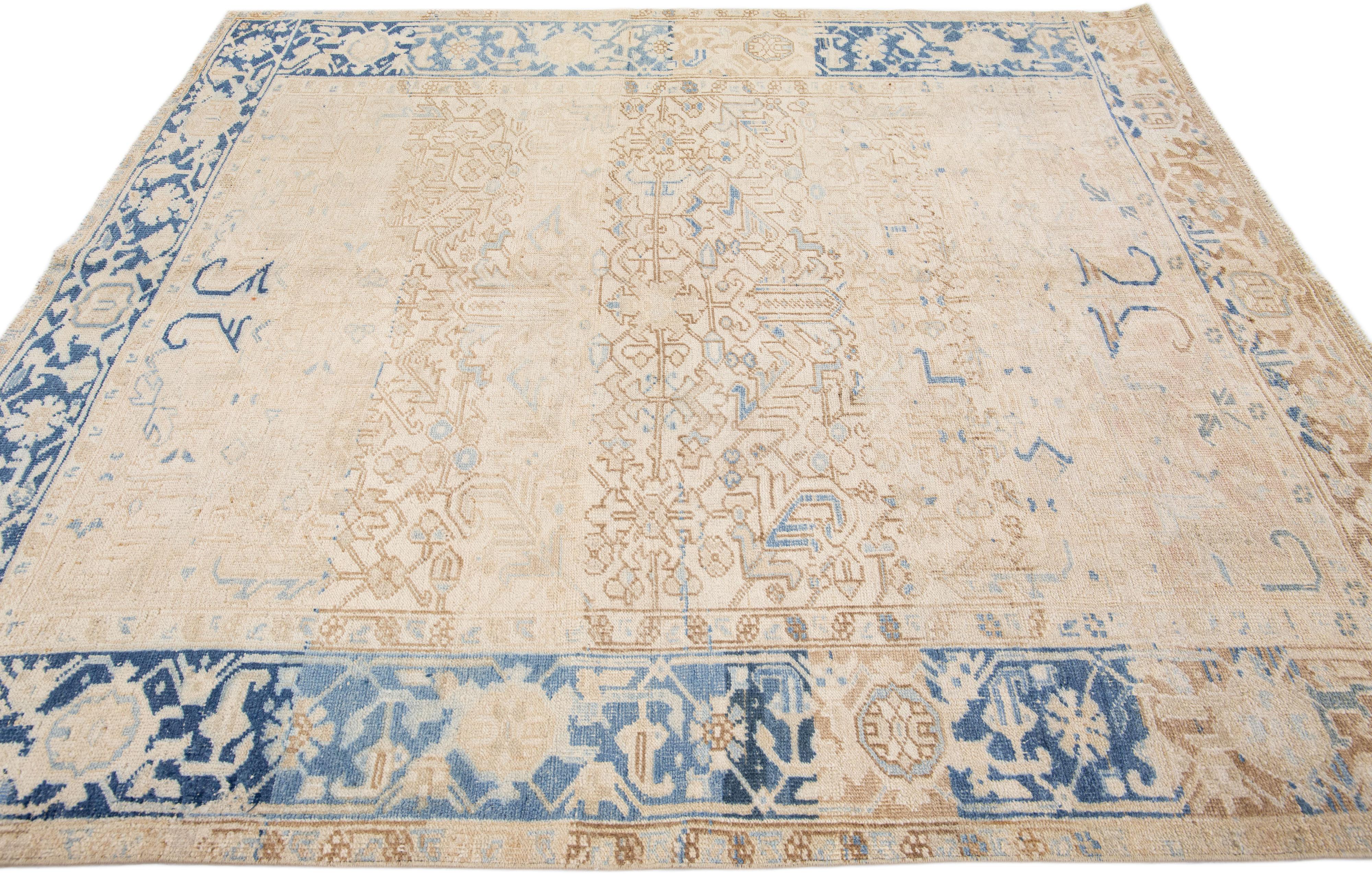Tapis persan ancien Heriz en laine carrée beige et bleu, fait à la main, entièrement recouvert Bon état - En vente à Norwalk, CT