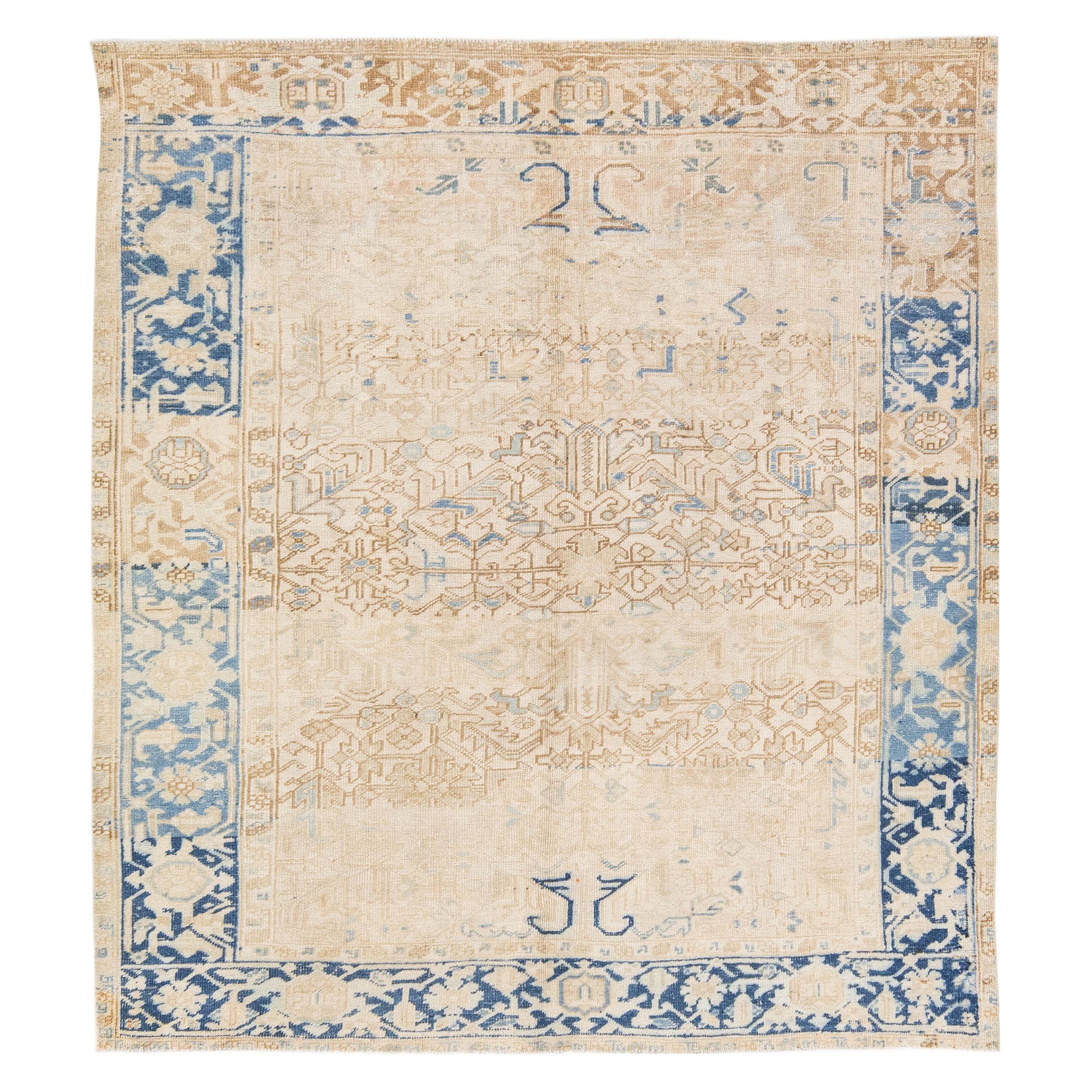 Tapis persan ancien Heriz en laine carrée beige et bleu, fait à la main, entièrement recouvert en vente