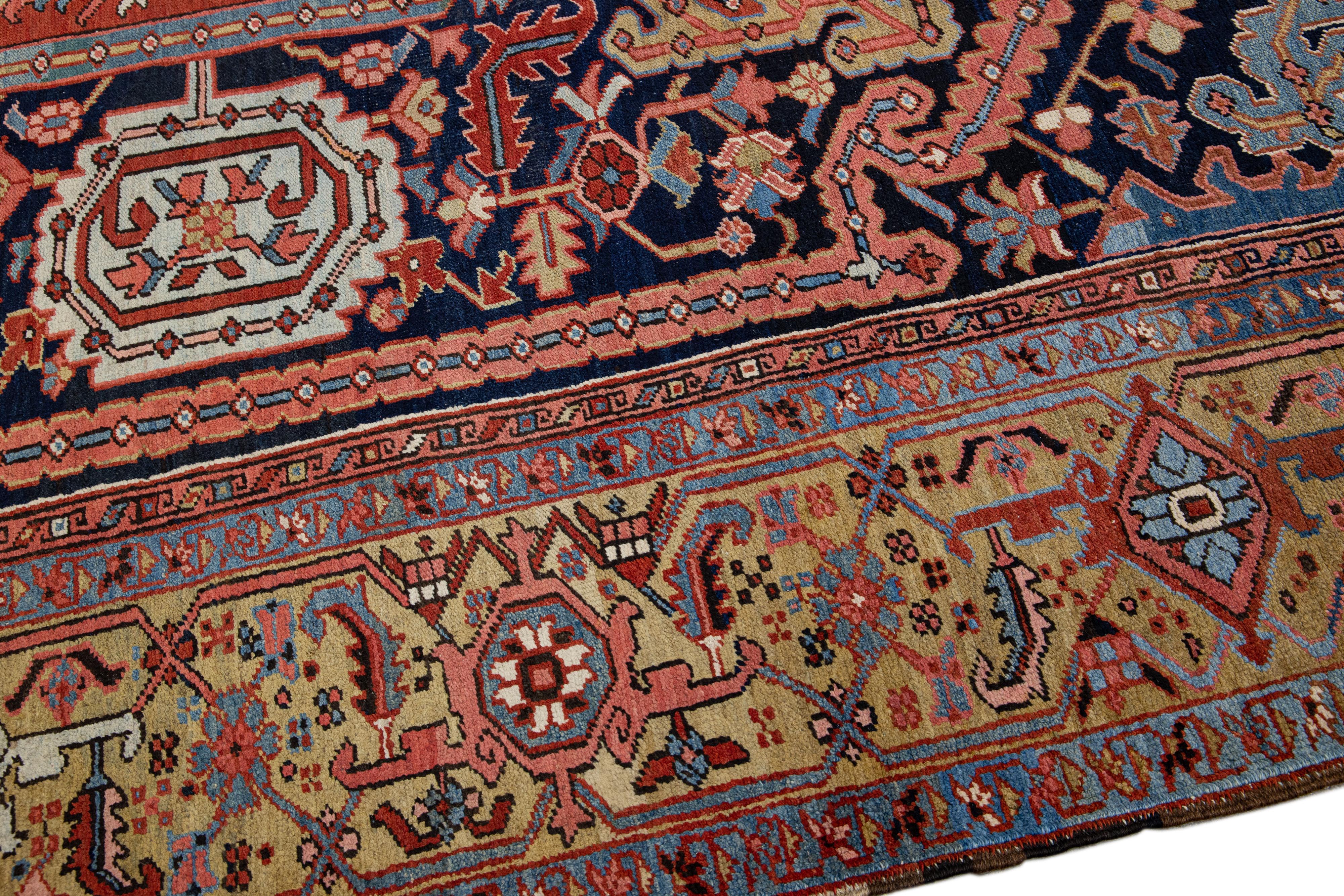 Tapis persan ancien Heriz en laine bleue, fait à la main et entièrement conçu Bon état - En vente à Norwalk, CT