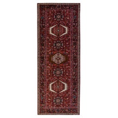 Tapis de couloir en laine rouge géométrique persan ancien Heriz fait à la main, entièrement réalisé à la main