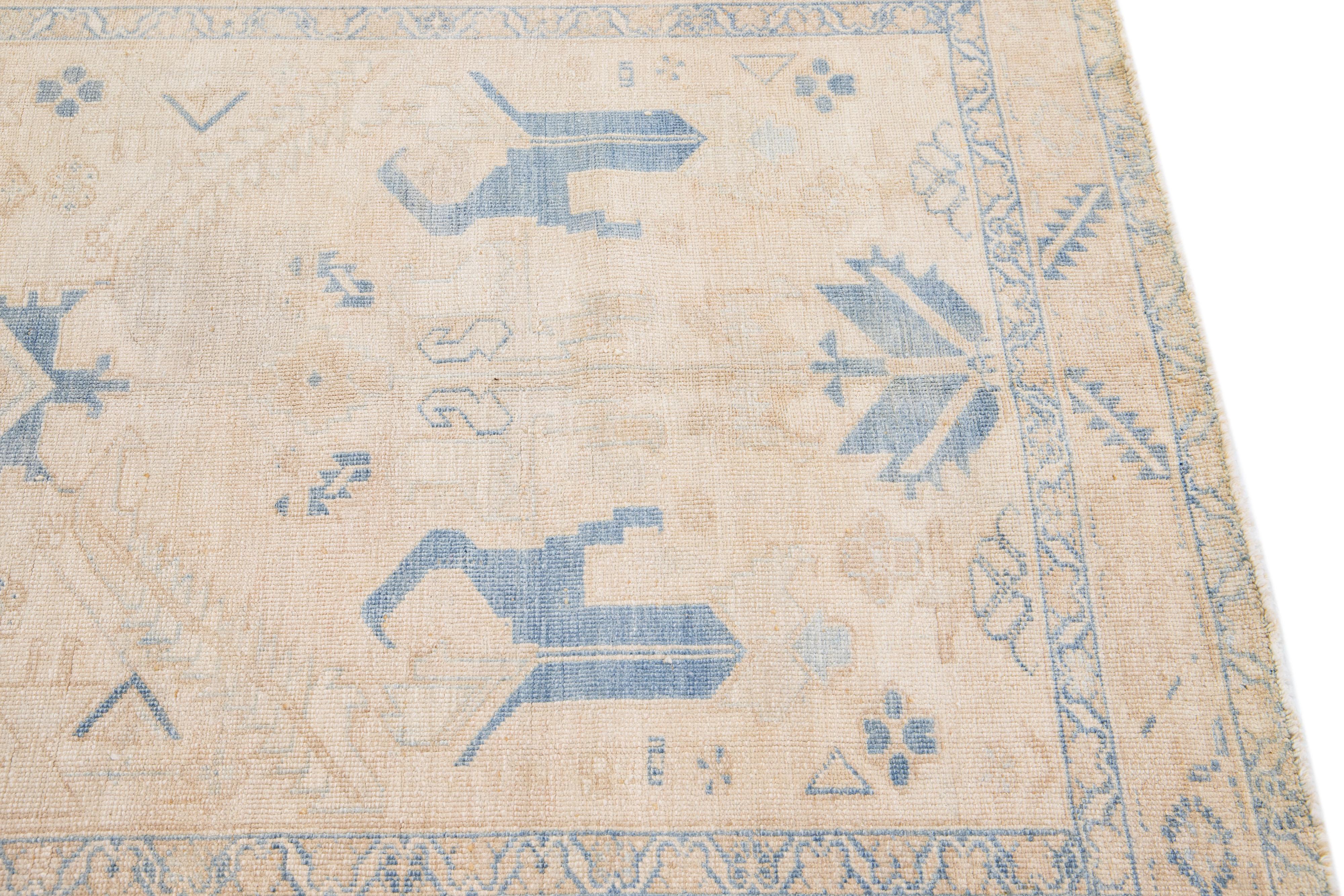 Début du 20ème siècle Tapis persan ancien Heriz en laine beige et bleu, fait à la main, avec motif géométrique en vente
