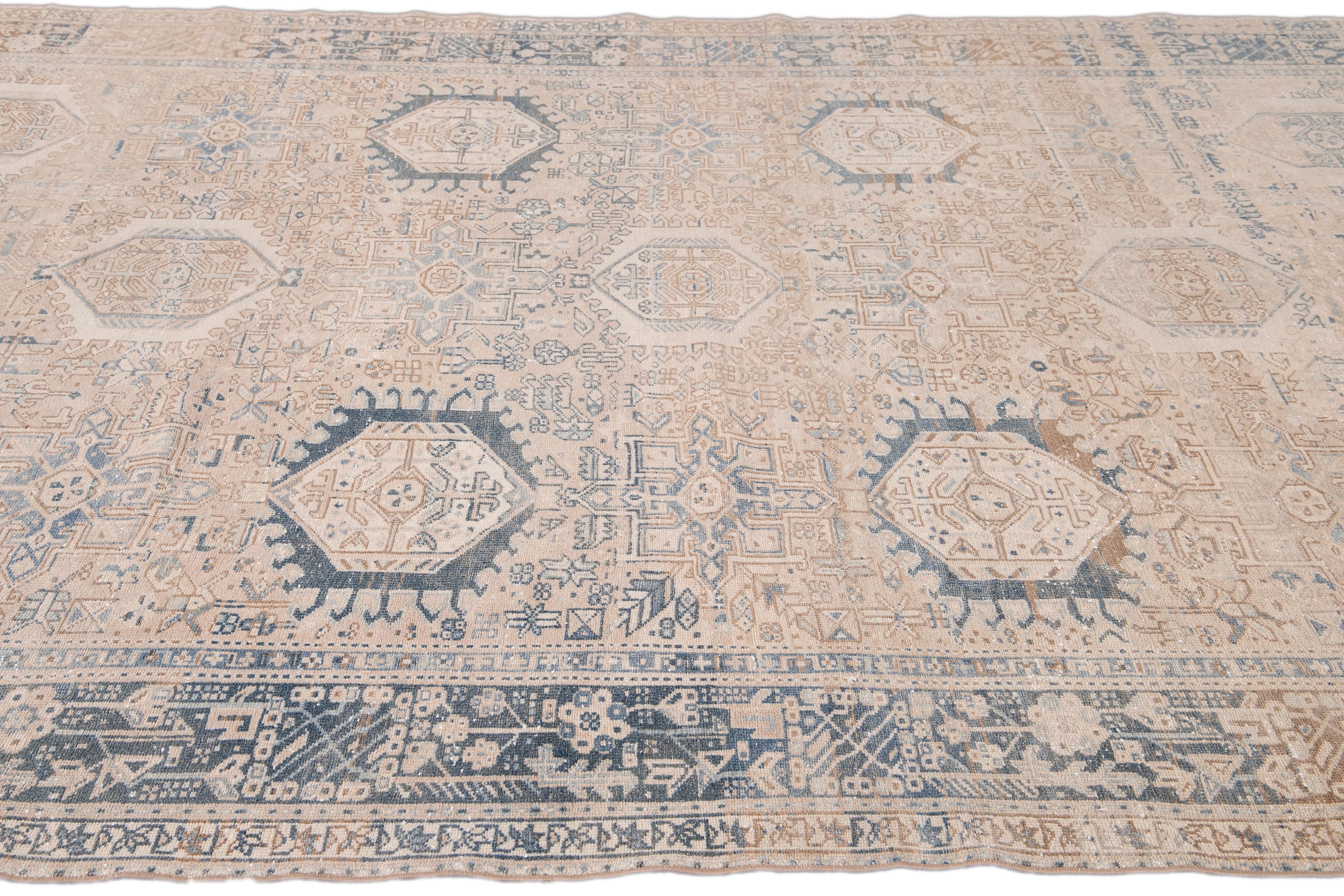Tapis persan ancien Heriz en laine beige à plusieurs médaillons, fait à la main Abîmé - En vente à Norwalk, CT