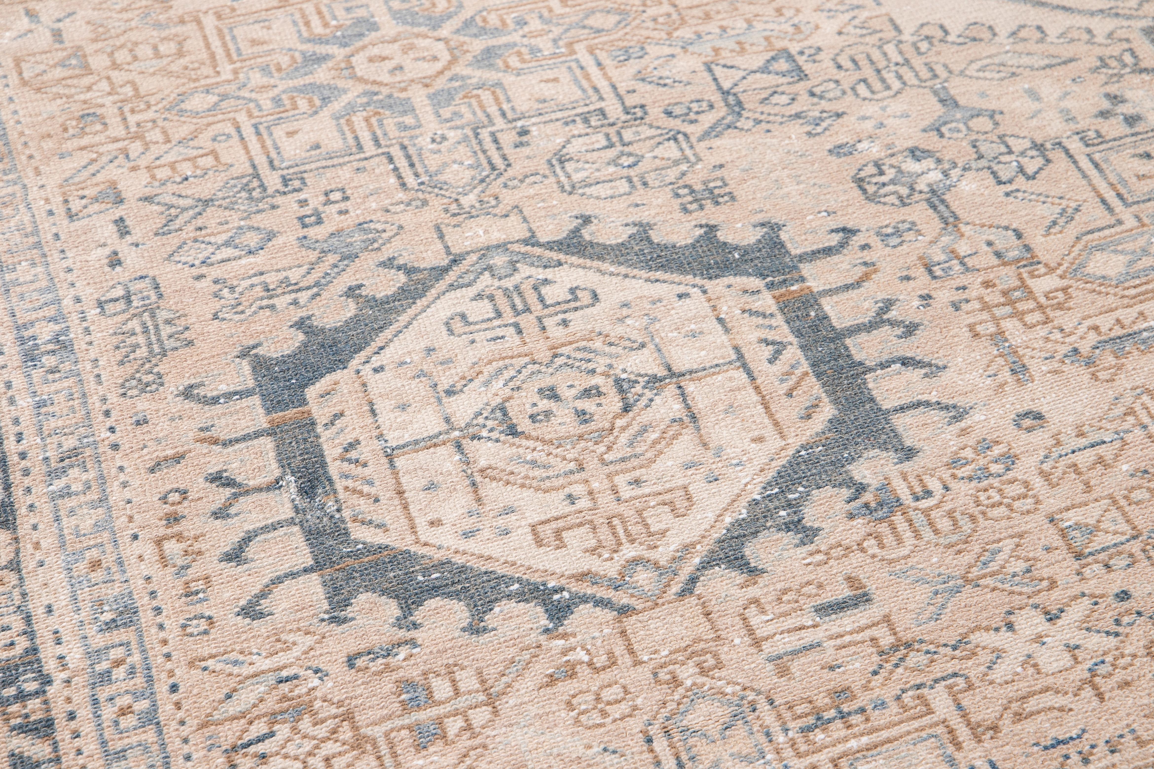 Laine Tapis persan ancien Heriz en laine beige à plusieurs médaillons, fait à la main en vente