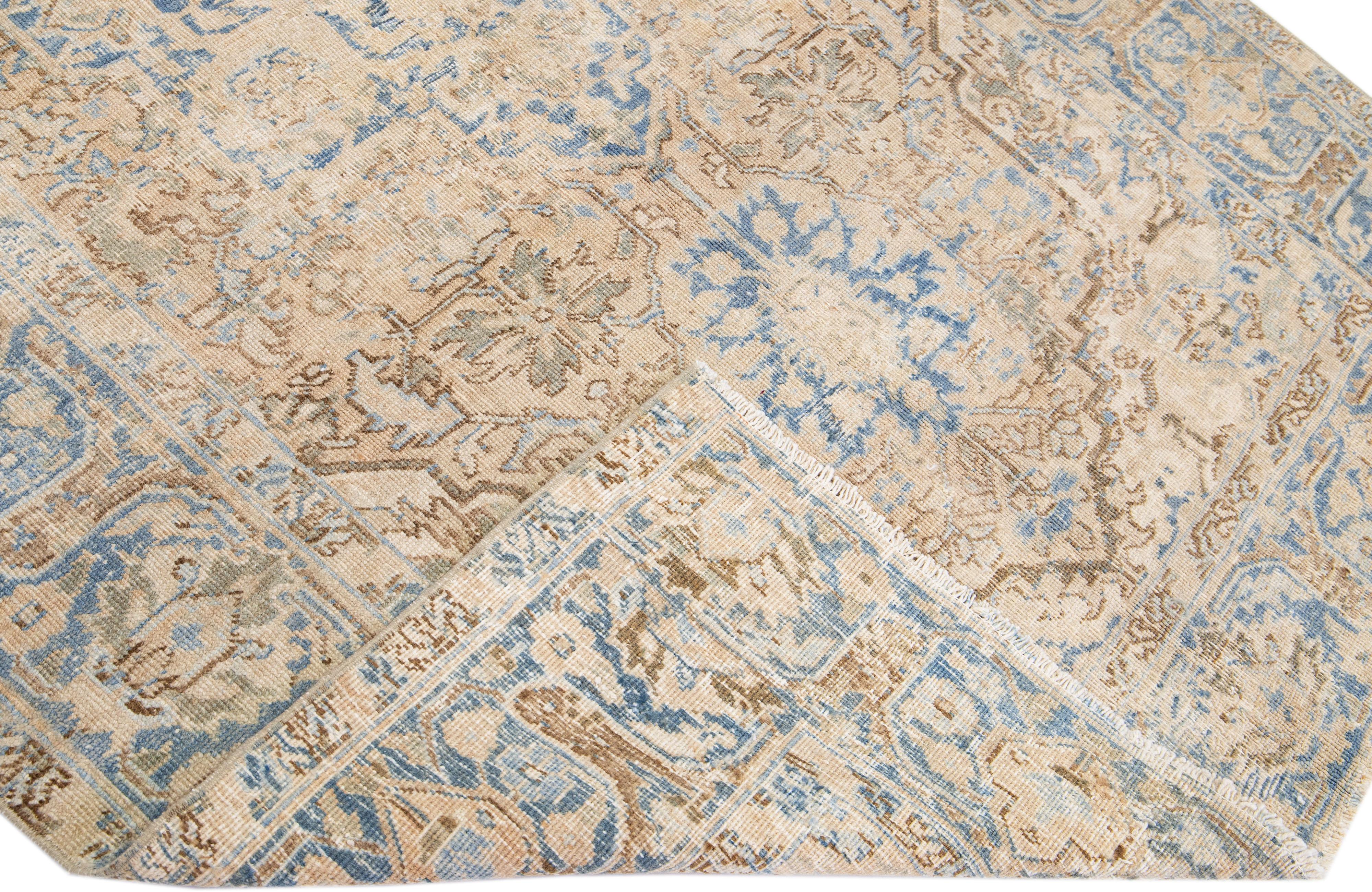 Schöner antiker, handgeknüpfter Heriz-Wollteppich mit beigem Farbfeld. Dieser Perserteppich hat einen blauen Rahmen und Akzente in einem wunderschönen, geometrischen Medaillonmuster.

Dieser Teppich misst: 5'8