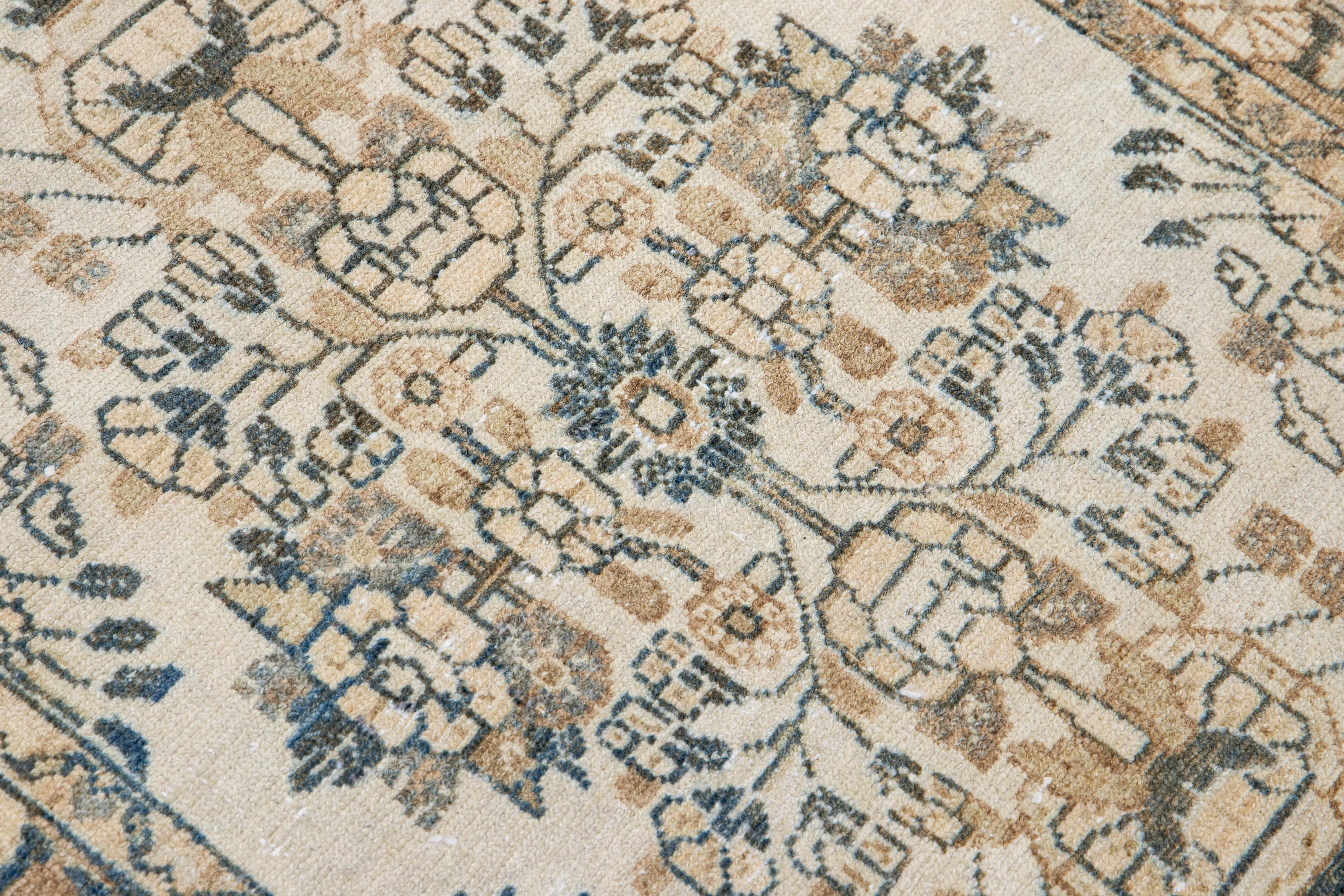 Long tapis de couloir persan ancien Heriz en laine beige à motifs floraux faits à la main en vente 2