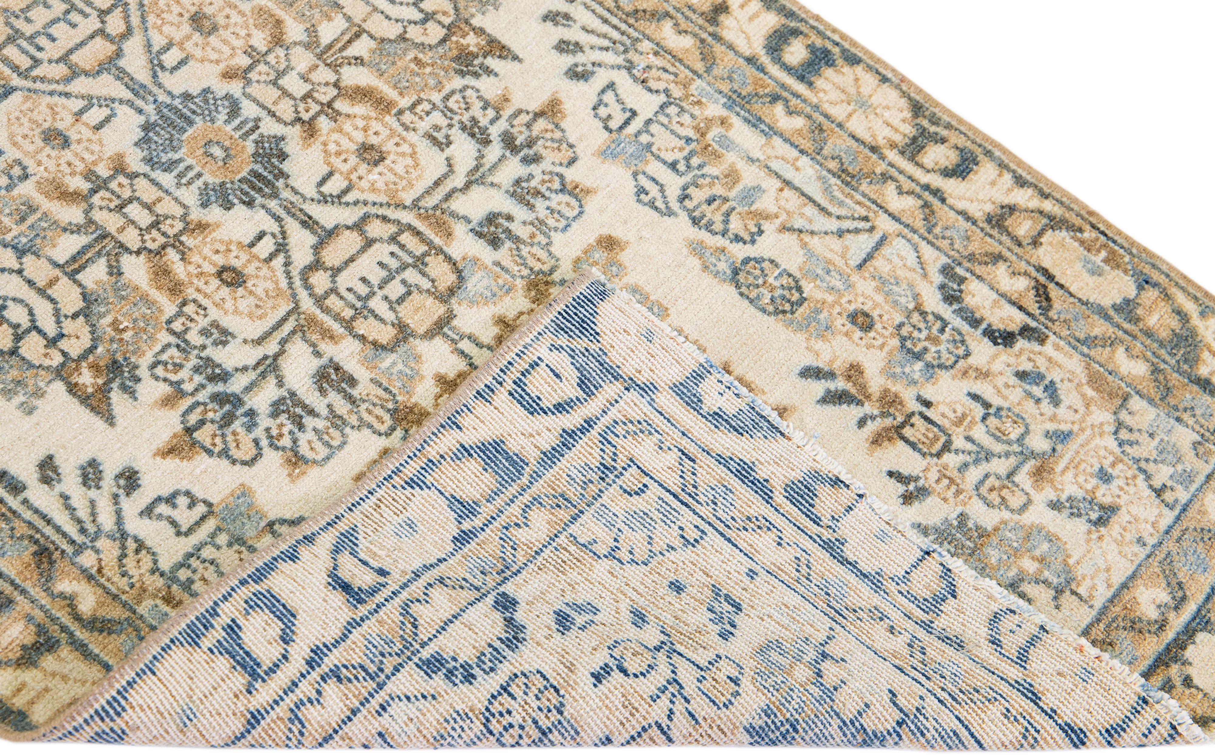Magnifique tapis de couloir persan Heriz ancien en laine avec un champ beige et une bordure marron et des accents bleus dans un magnifique motif floral en médaillon sur toute sa surface.

Ce tapis mesure 2'4