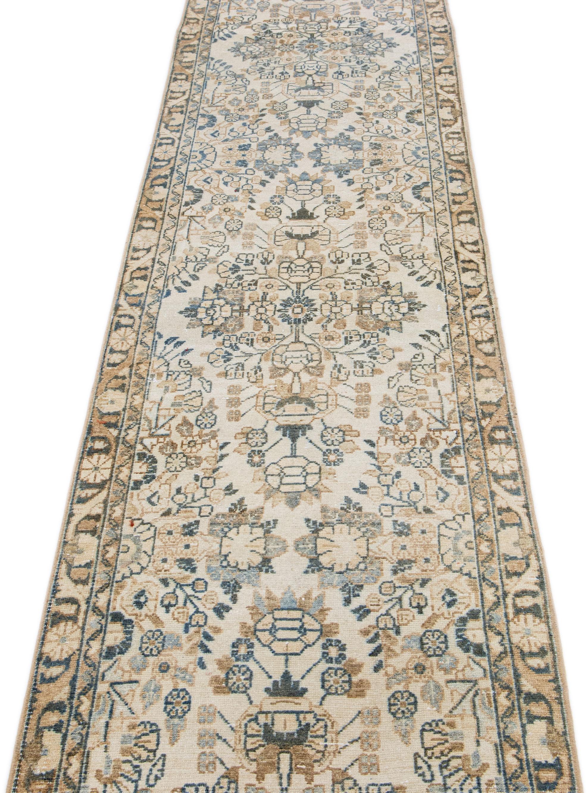 Heriz Serapi Long tapis de couloir persan ancien Heriz en laine beige à motifs floraux faits à la main en vente