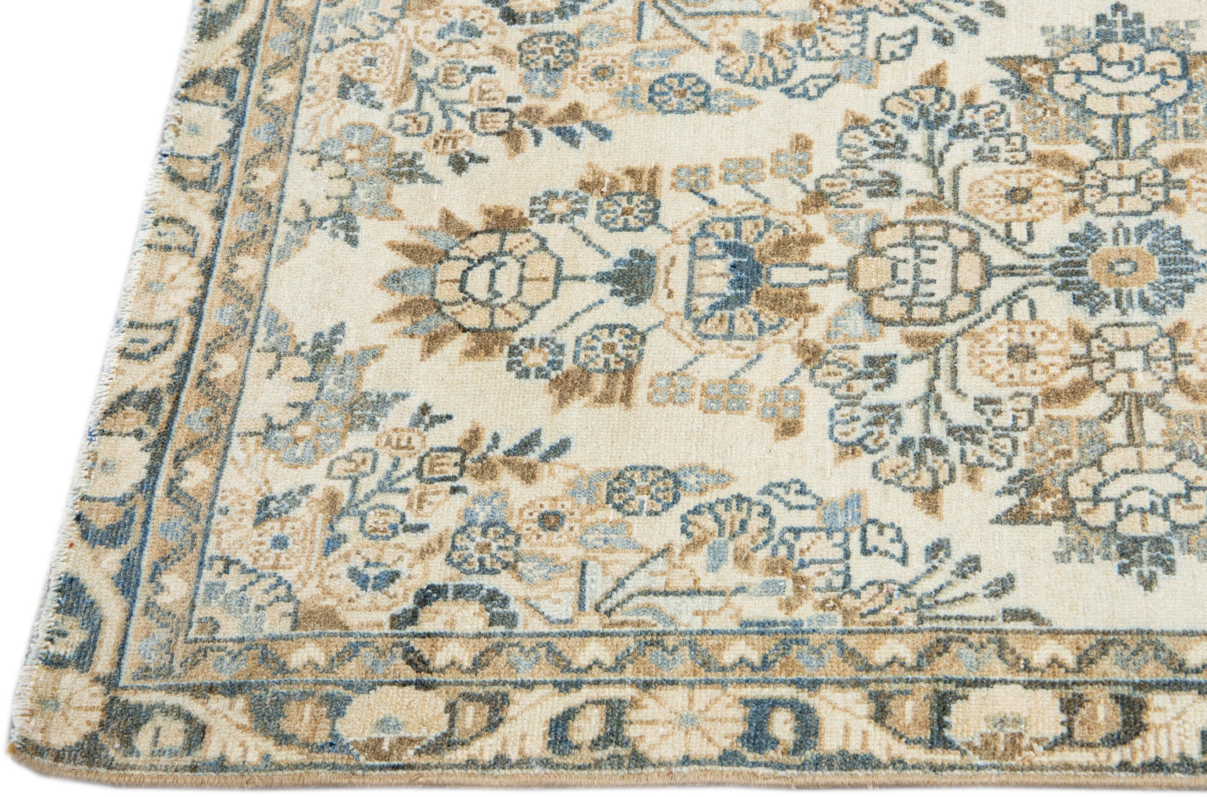 Perse Long tapis de couloir persan ancien Heriz en laine beige à motifs floraux faits à la main en vente