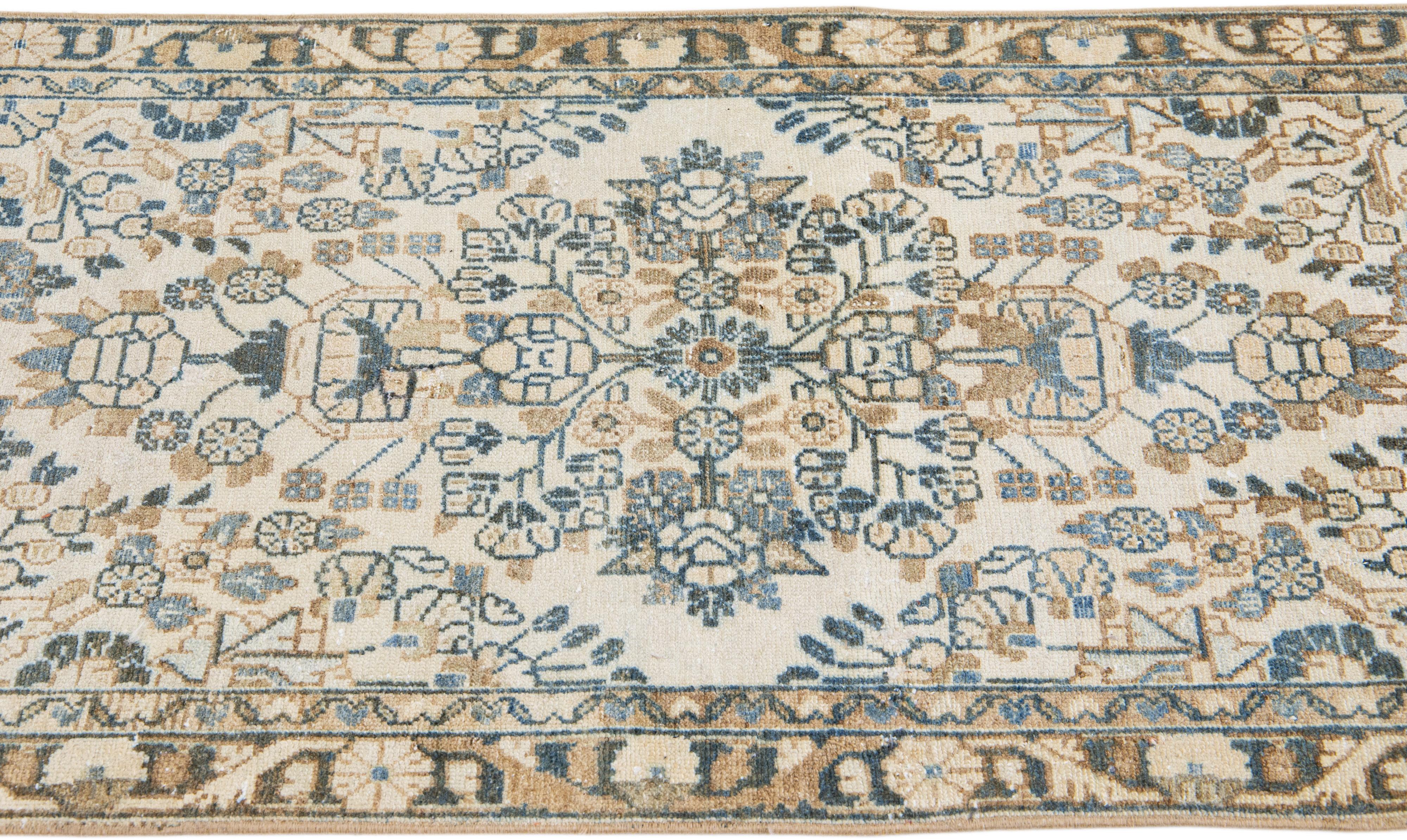 Noué à la main Long tapis de couloir persan ancien Heriz en laine beige à motifs floraux faits à la main en vente
