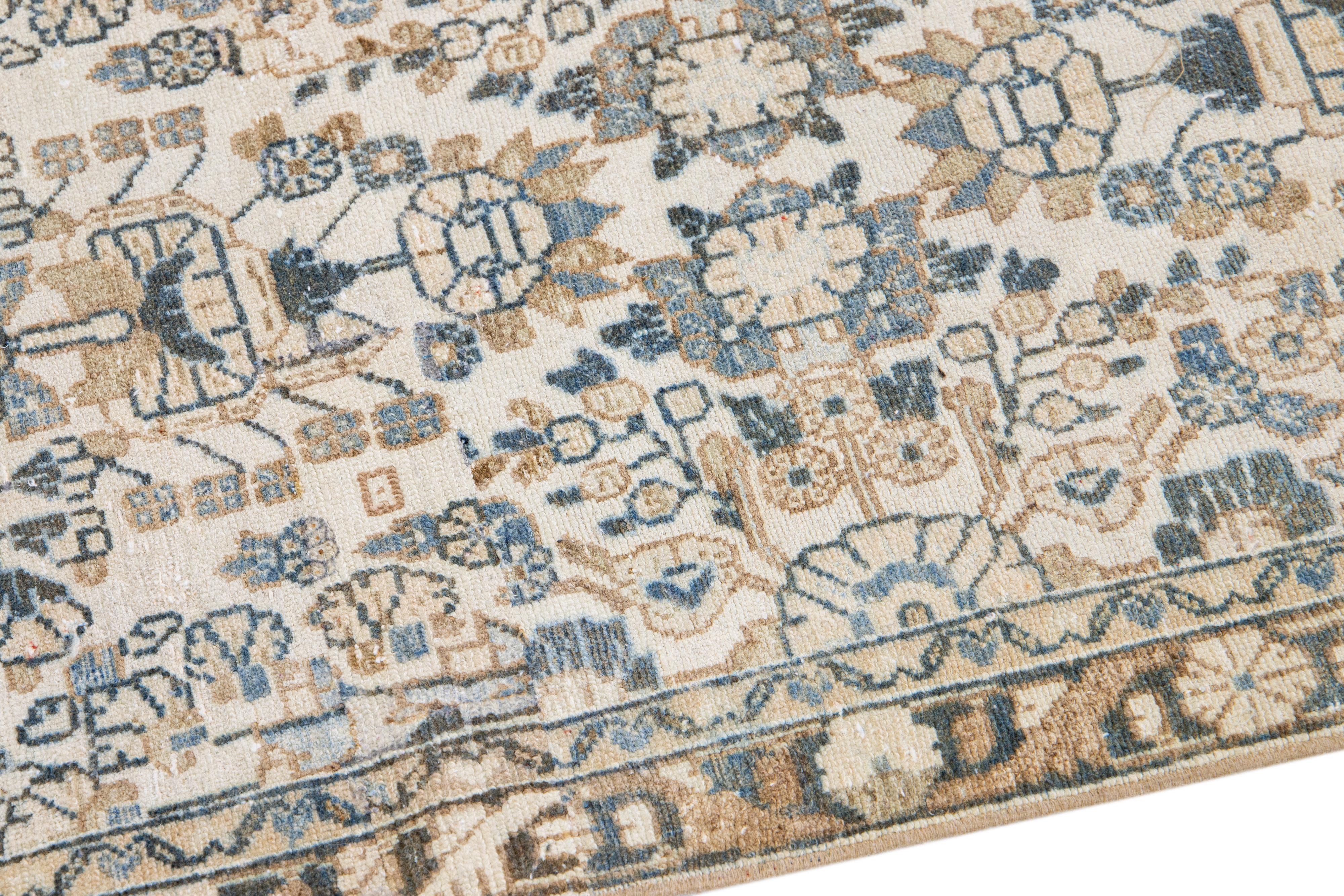 Long tapis de couloir persan ancien Heriz en laine beige à motifs floraux faits à la main Excellent état - En vente à Norwalk, CT