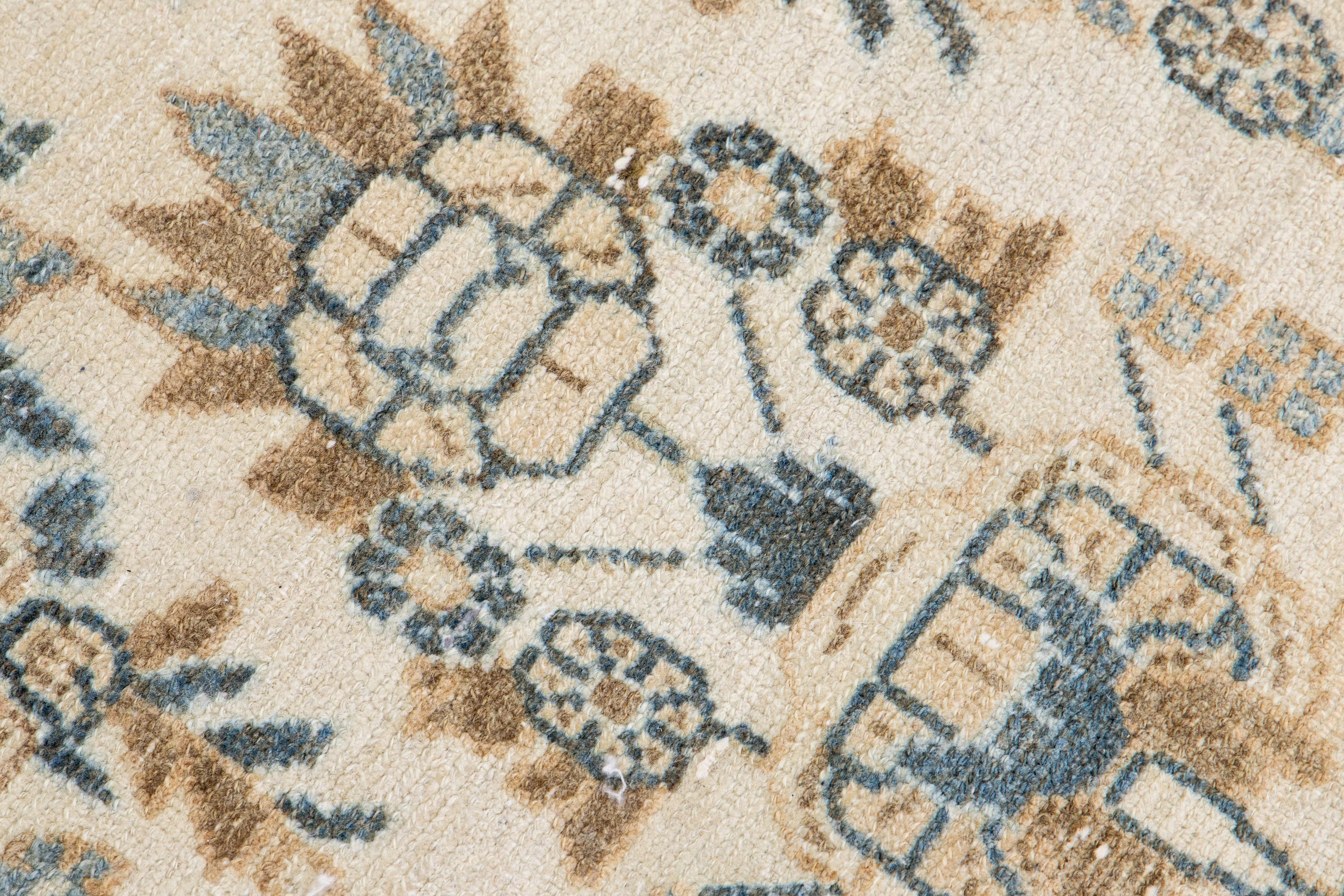 20ième siècle Long tapis de couloir persan ancien Heriz en laine beige à motifs floraux faits à la main en vente