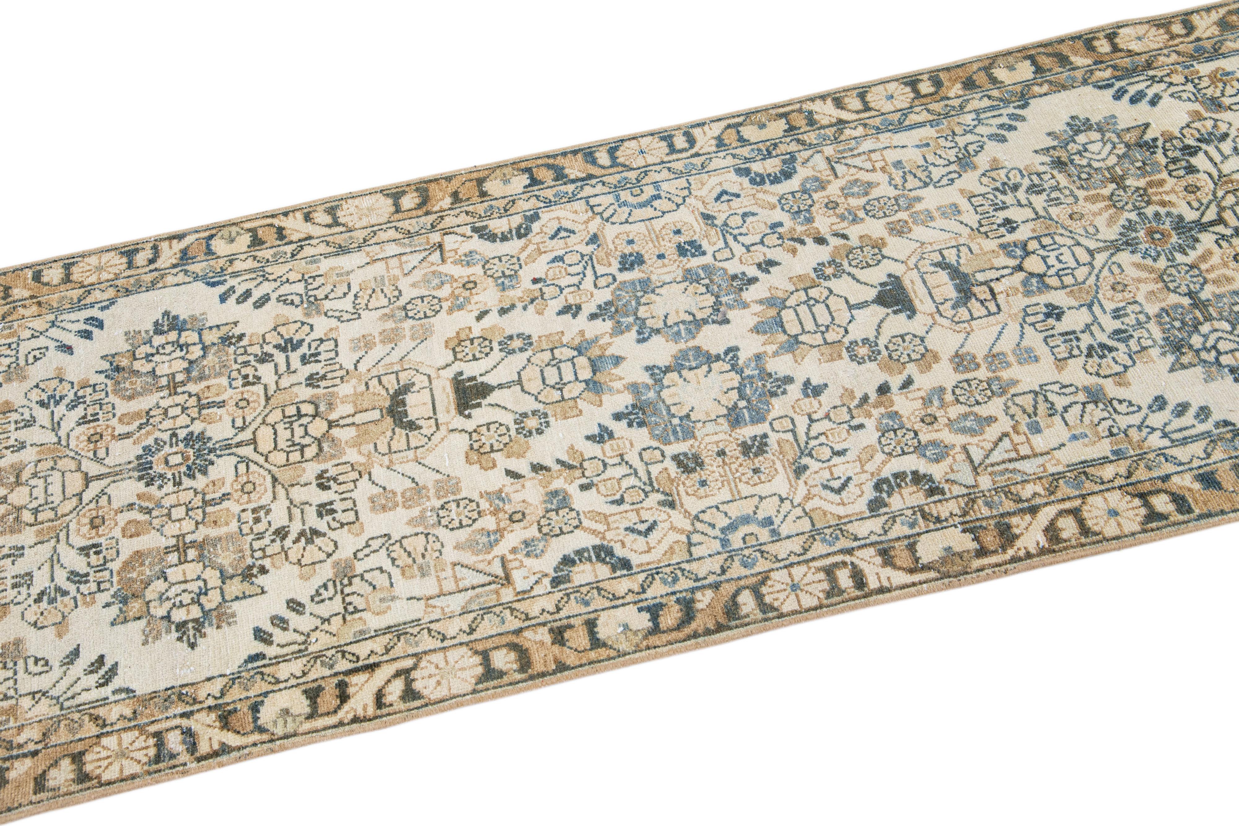 Laine Long tapis de couloir persan ancien Heriz en laine beige à motifs floraux faits à la main en vente
