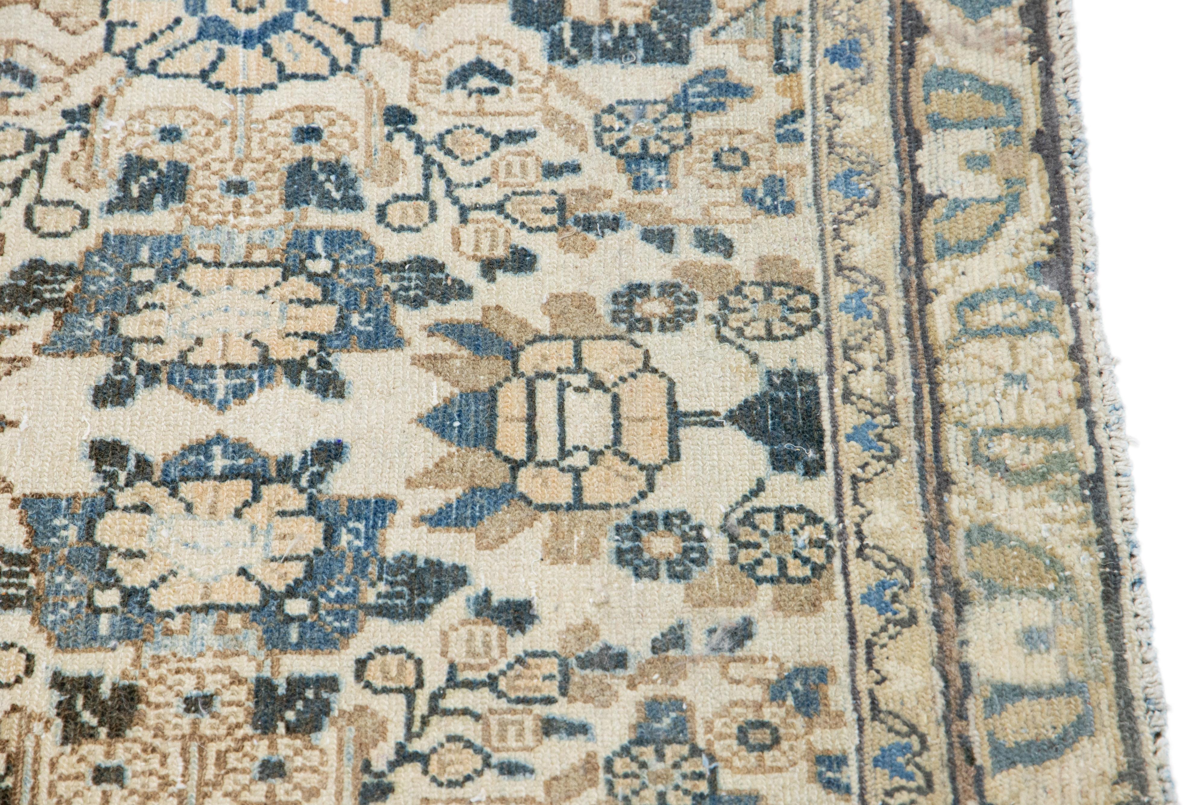 Long tapis de couloir persan ancien Heriz en laine beige à motifs floraux faits à la main en vente 1