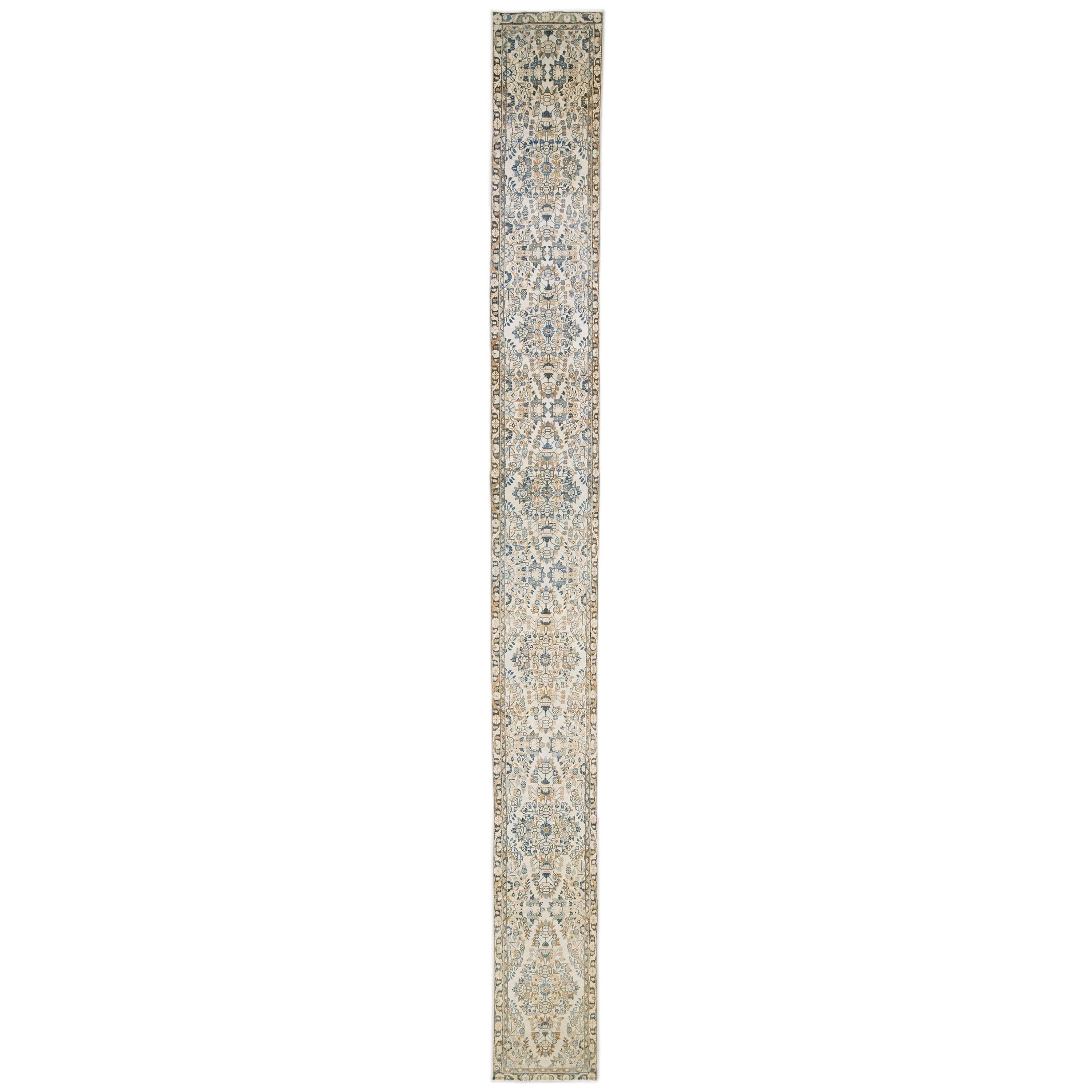 Long tapis de couloir persan ancien Heriz en laine beige à motifs floraux faits à la main en vente