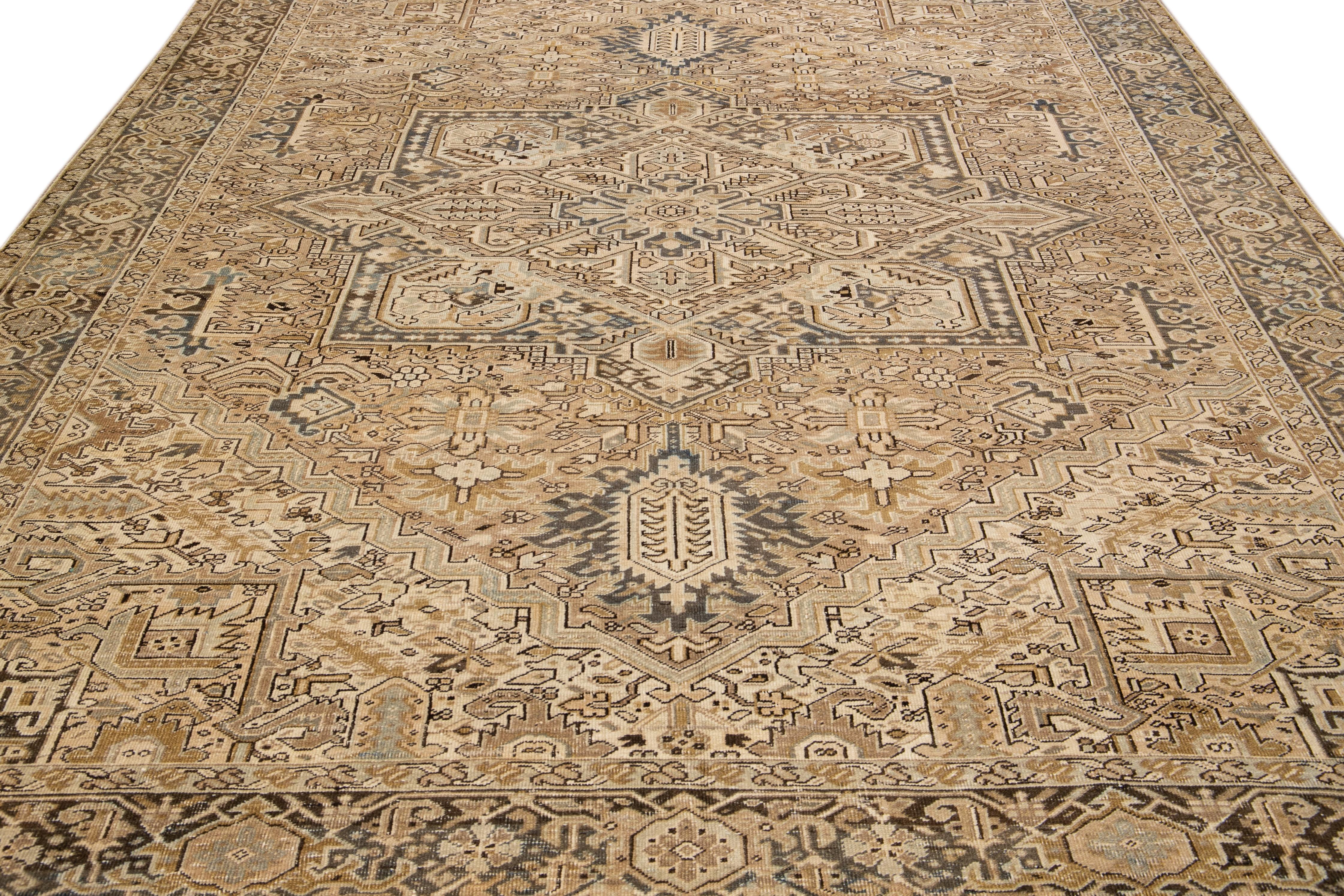 Antiker persischer Heriz handgefertigter geometrischer Wollteppich in Beige und Blau (Heriz Serapi) im Angebot