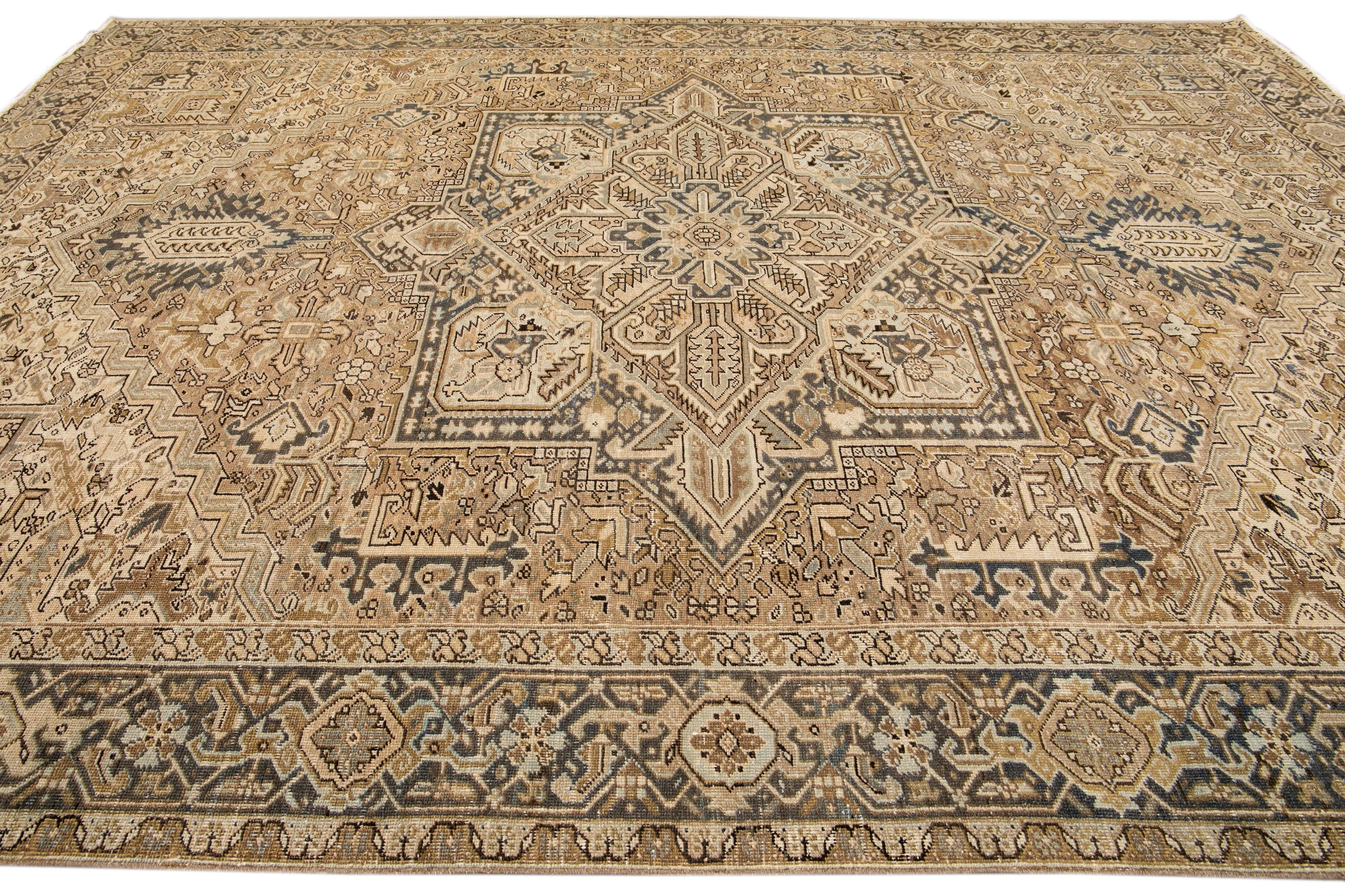 Antiker persischer Heriz handgefertigter geometrischer Wollteppich in Beige und Blau im Zustand „Gut“ im Angebot in Norwalk, CT