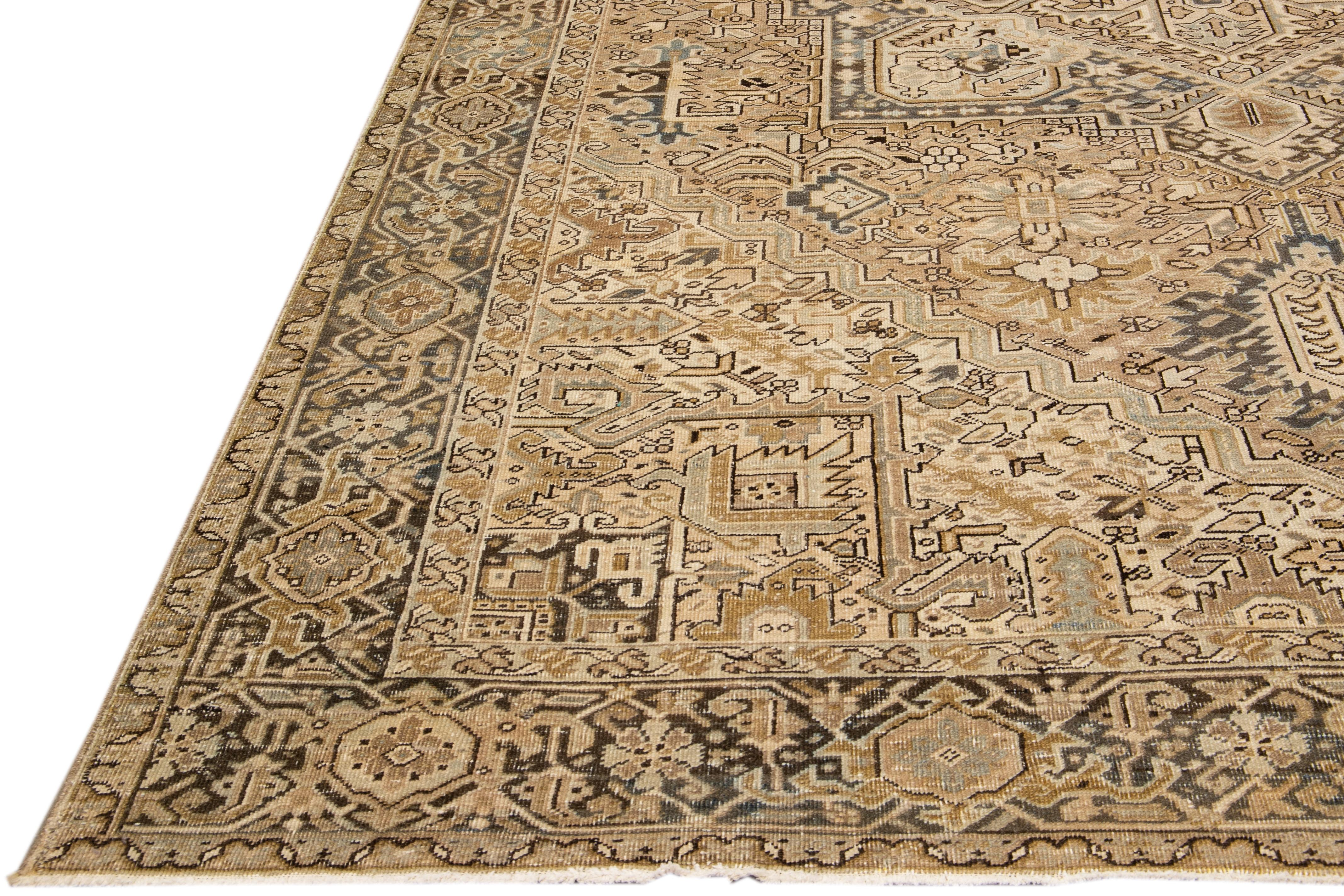 Antiker persischer Heriz handgefertigter geometrischer Wollteppich in Beige und Blau (Wolle) im Angebot