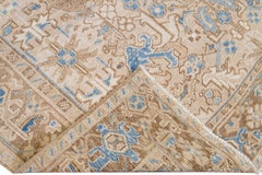 Antiker persischer Heriz handgefertigter geometrischer floraler Teppich aus Wolle in Beige und Blau