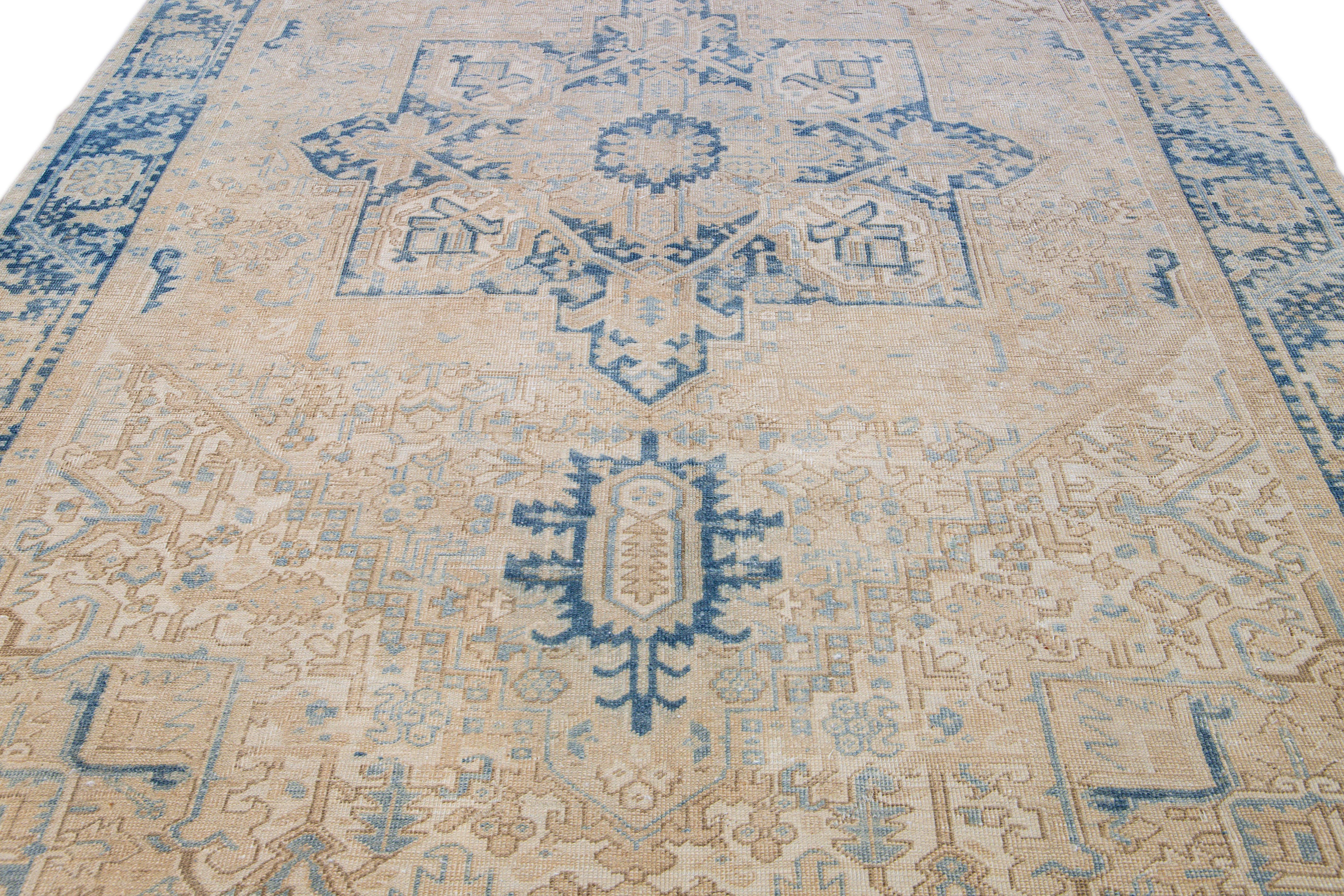 Heriz Serapi Tapis persan ancien Heriz en laine beige avec médaillon fait à la main en vente