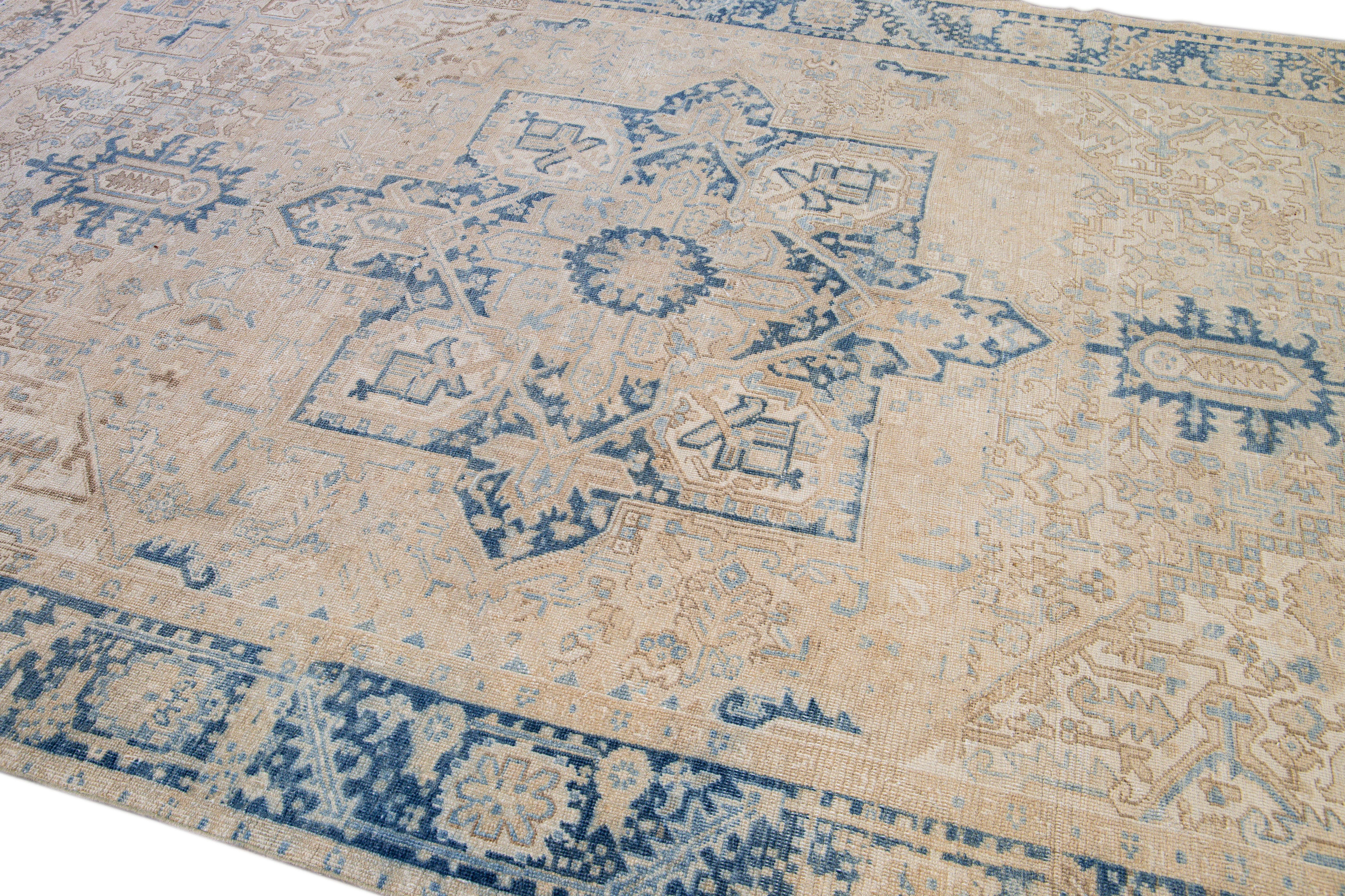 Noué à la main Tapis persan ancien Heriz en laine beige avec médaillon fait à la main en vente