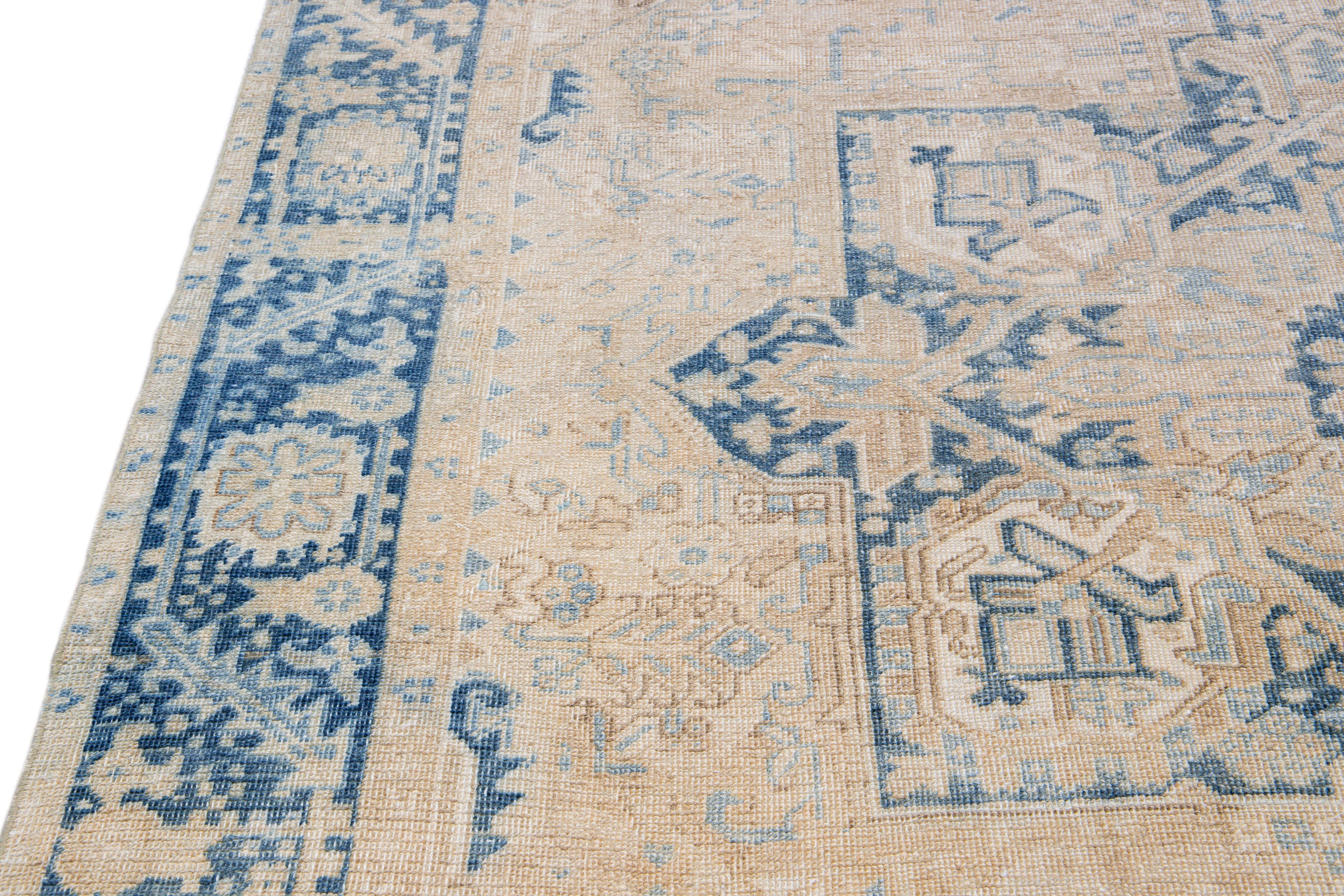Tapis persan ancien Heriz en laine beige avec médaillon fait à la main Bon état - En vente à Norwalk, CT