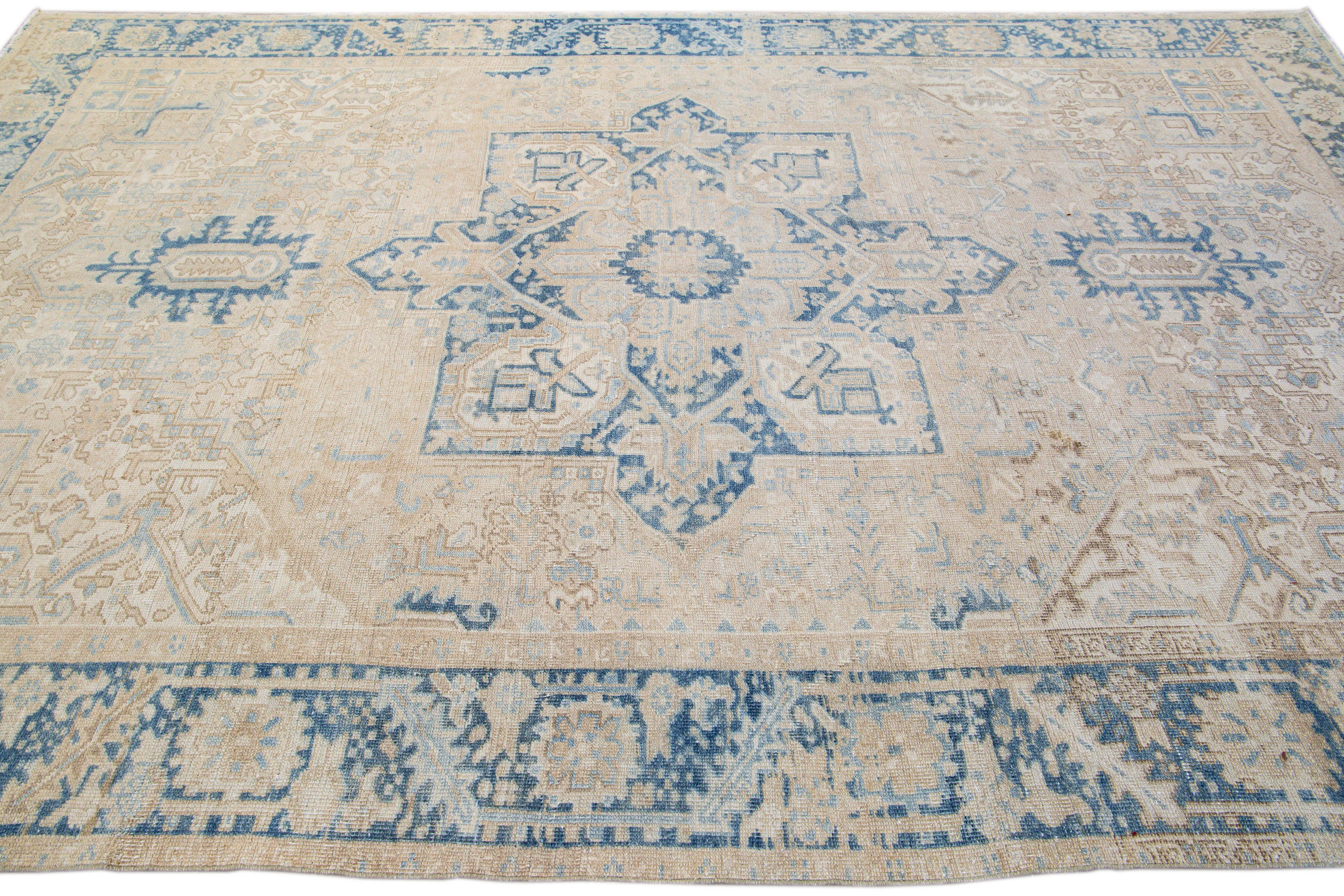 Début du 20ème siècle Tapis persan ancien Heriz en laine beige avec médaillon fait à la main en vente