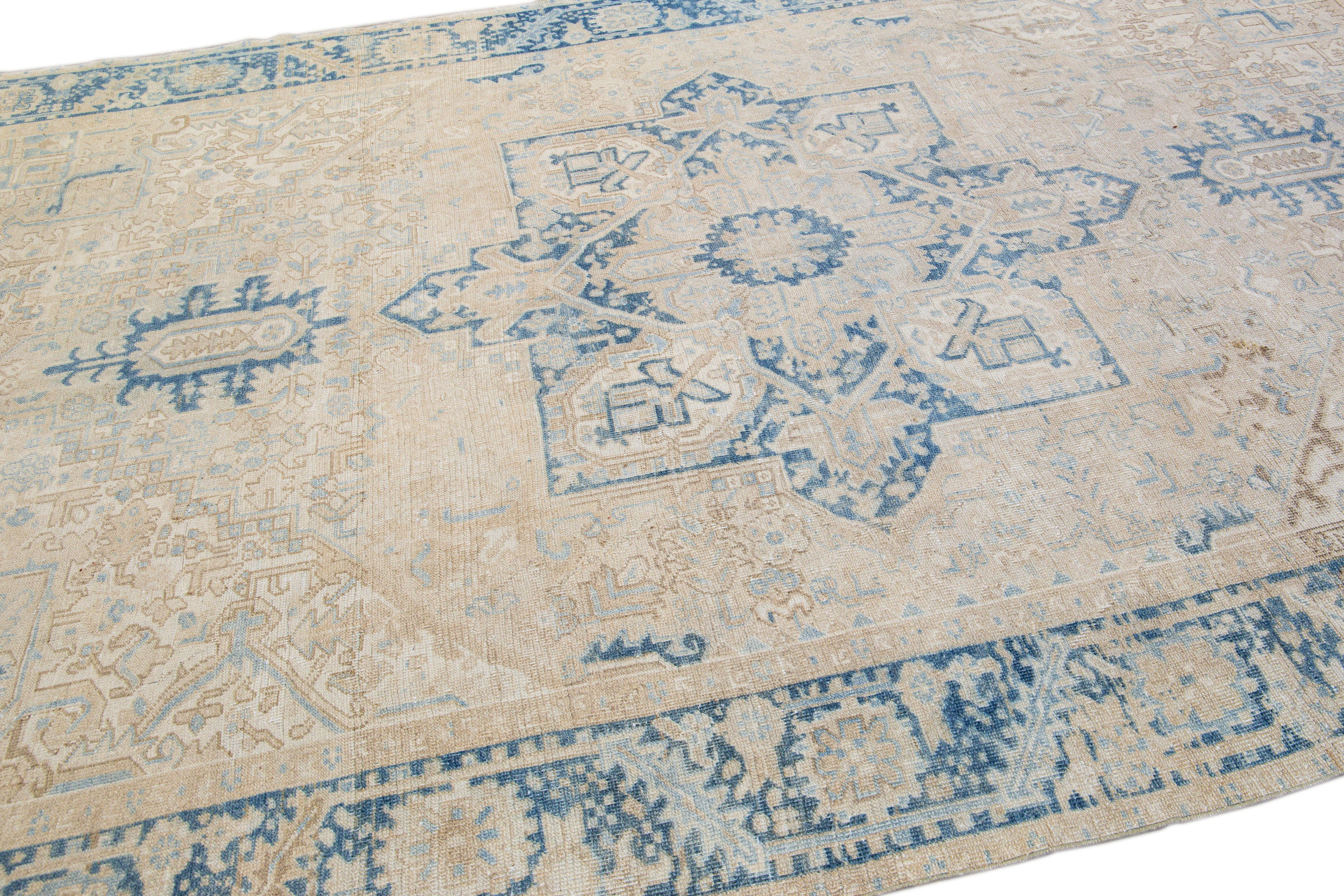Laine Tapis persan ancien Heriz en laine beige avec médaillon fait à la main en vente