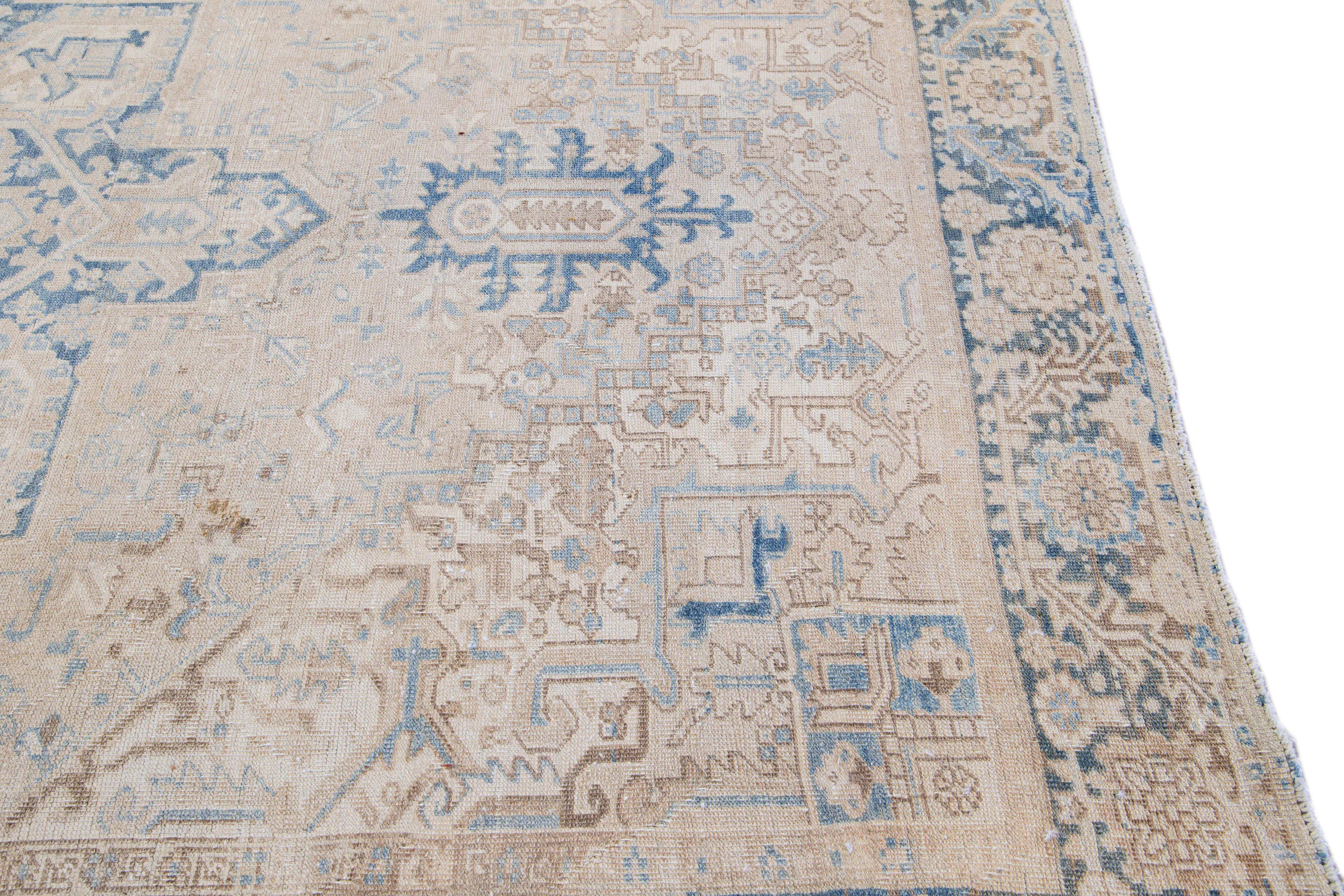 Tapis persan ancien Heriz en laine beige avec médaillon fait à la main en vente 1