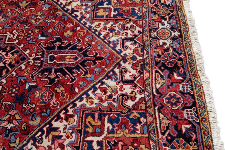 Tapis persan ancien Heriz en laine rouge à motif de médaillon, fait à la  main En vente sur 1stDibs