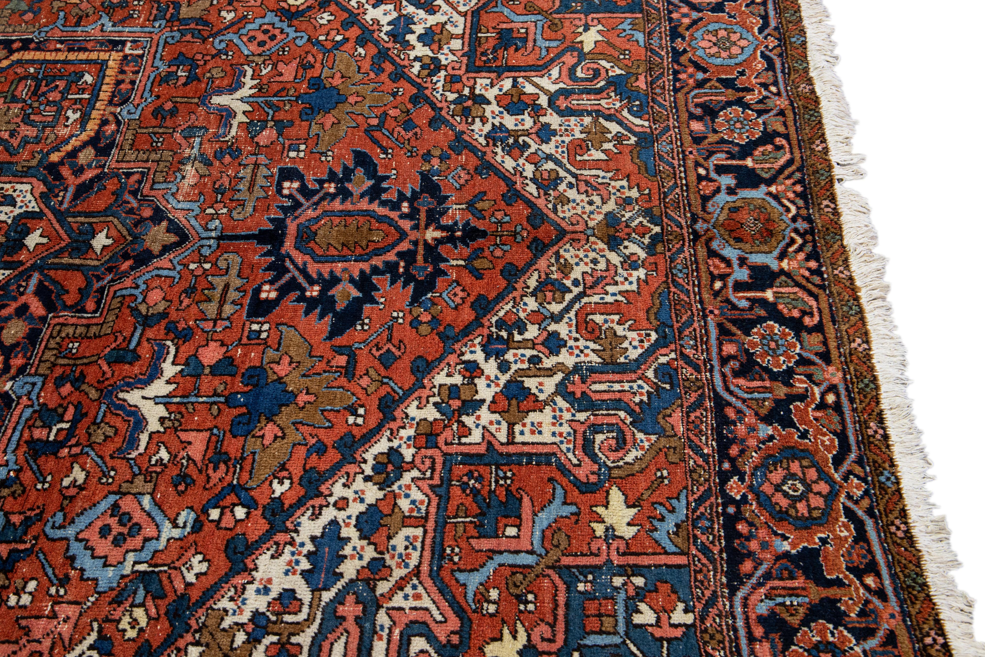 Tapis persan ancien Heriz en laine rouille conçu avec un médaillon, fait à la main en vente 1