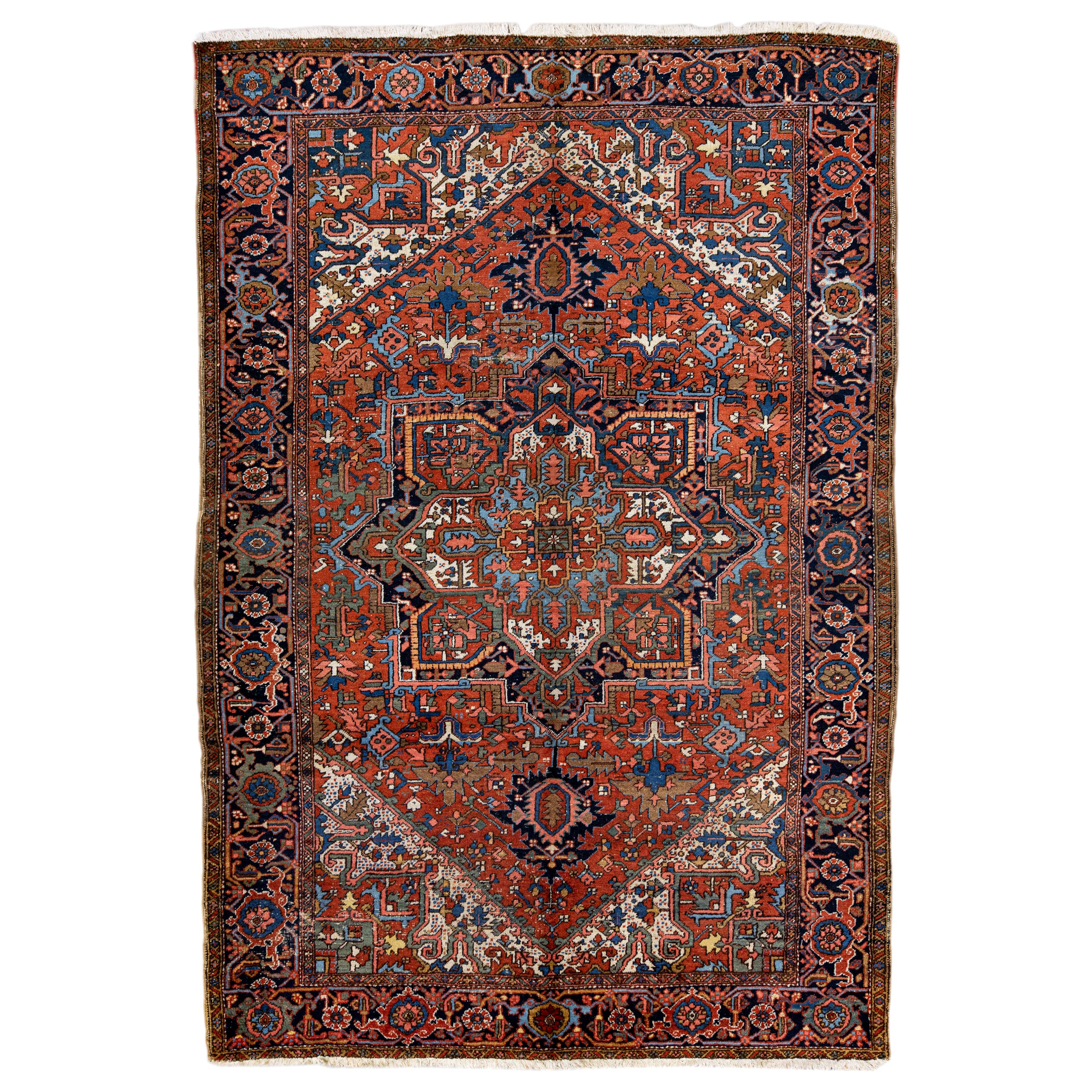 Tapis persan ancien Heriz en laine rouille conçu avec un médaillon, fait à la main