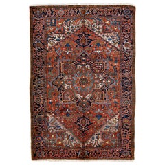 Tapis persan ancien Heriz en laine rouille conçu avec un médaillon, fait à la main