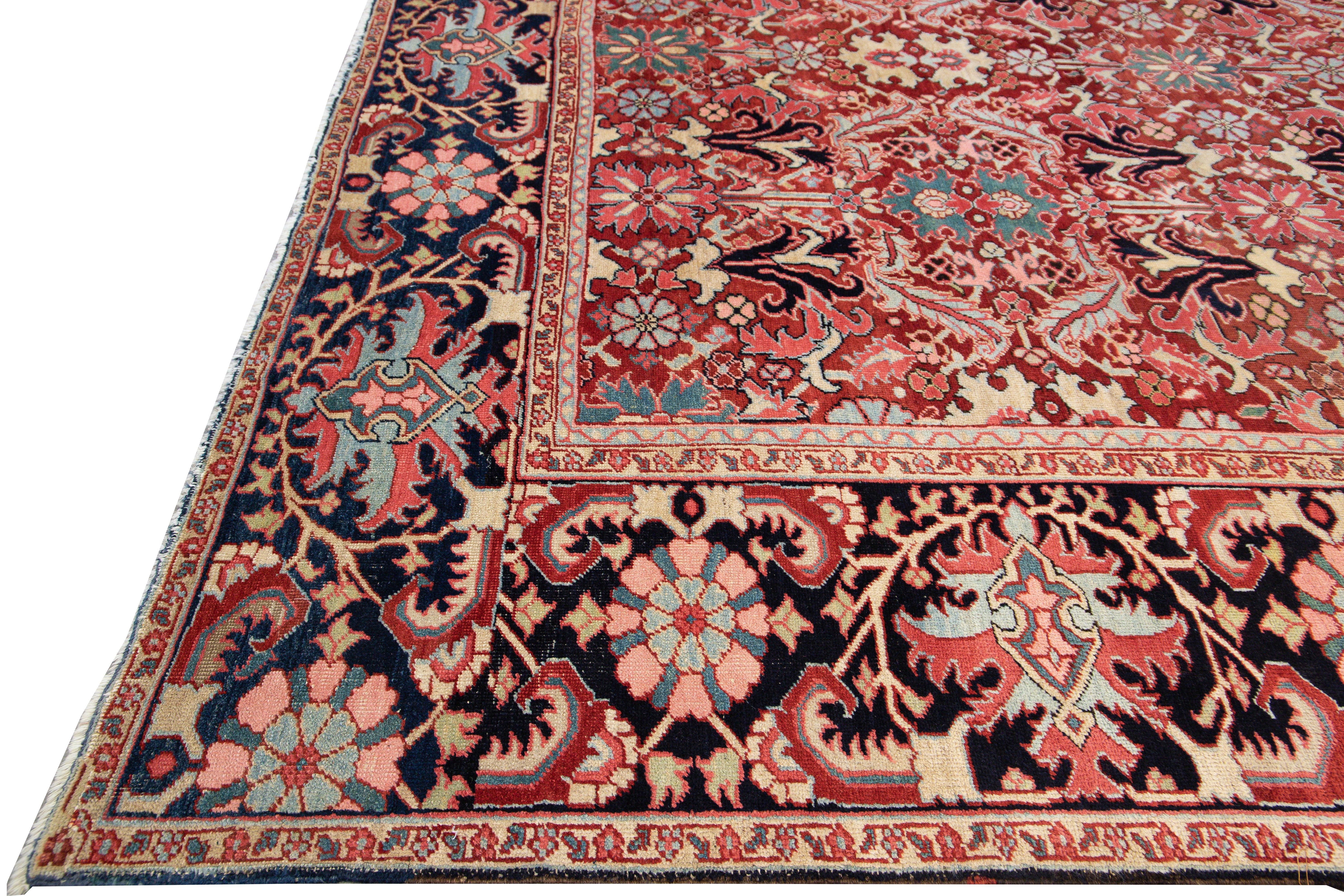 Antiker persischer Heriz handgefertigter mehrfarbiger, floral gestalteter roter Oversize-Wollteppich in Übergröße (Persisch) im Angebot