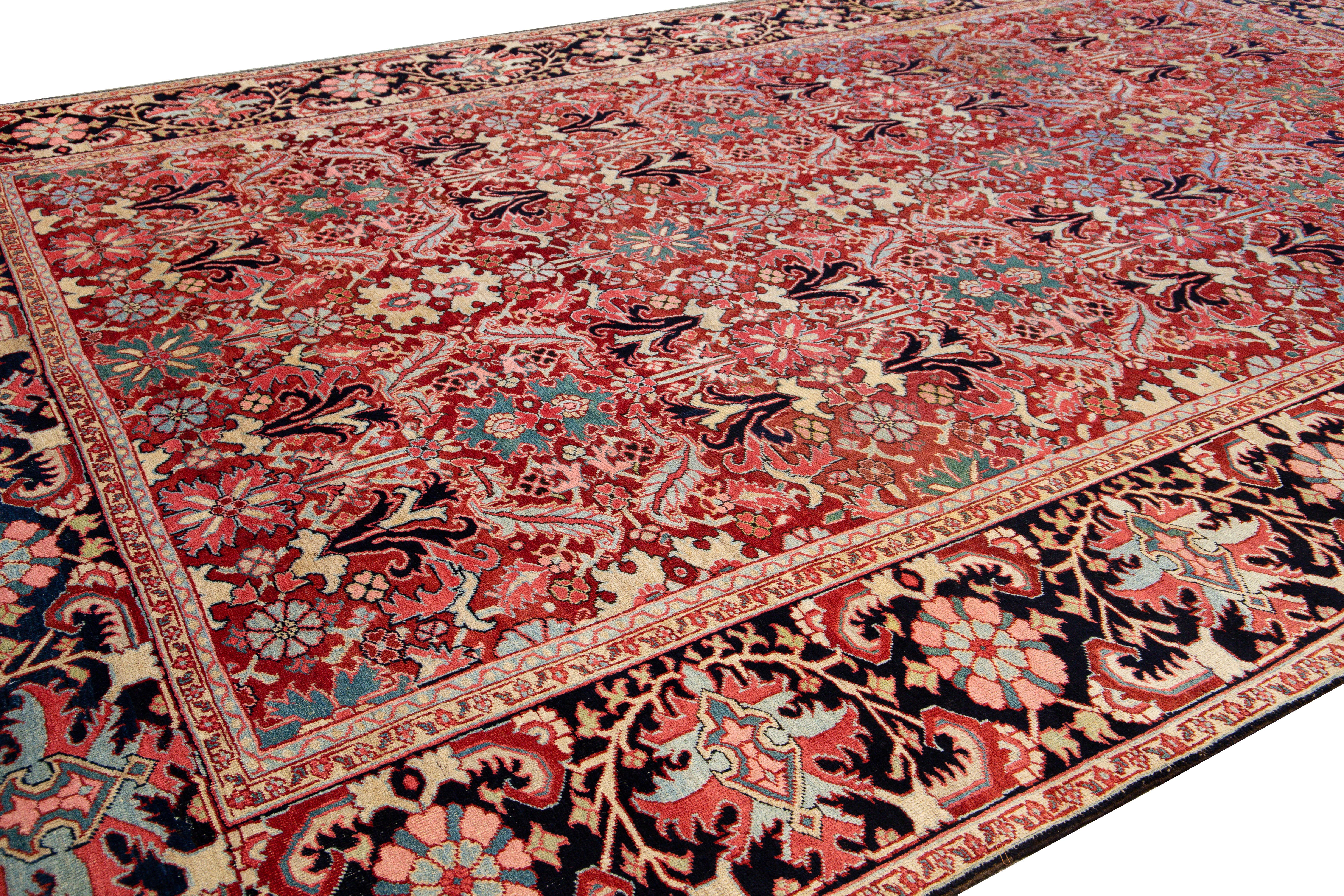 Antiker persischer Heriz handgefertigter mehrfarbiger, floral gestalteter roter Oversize-Wollteppich in Übergröße (Handgeknüpft) im Angebot