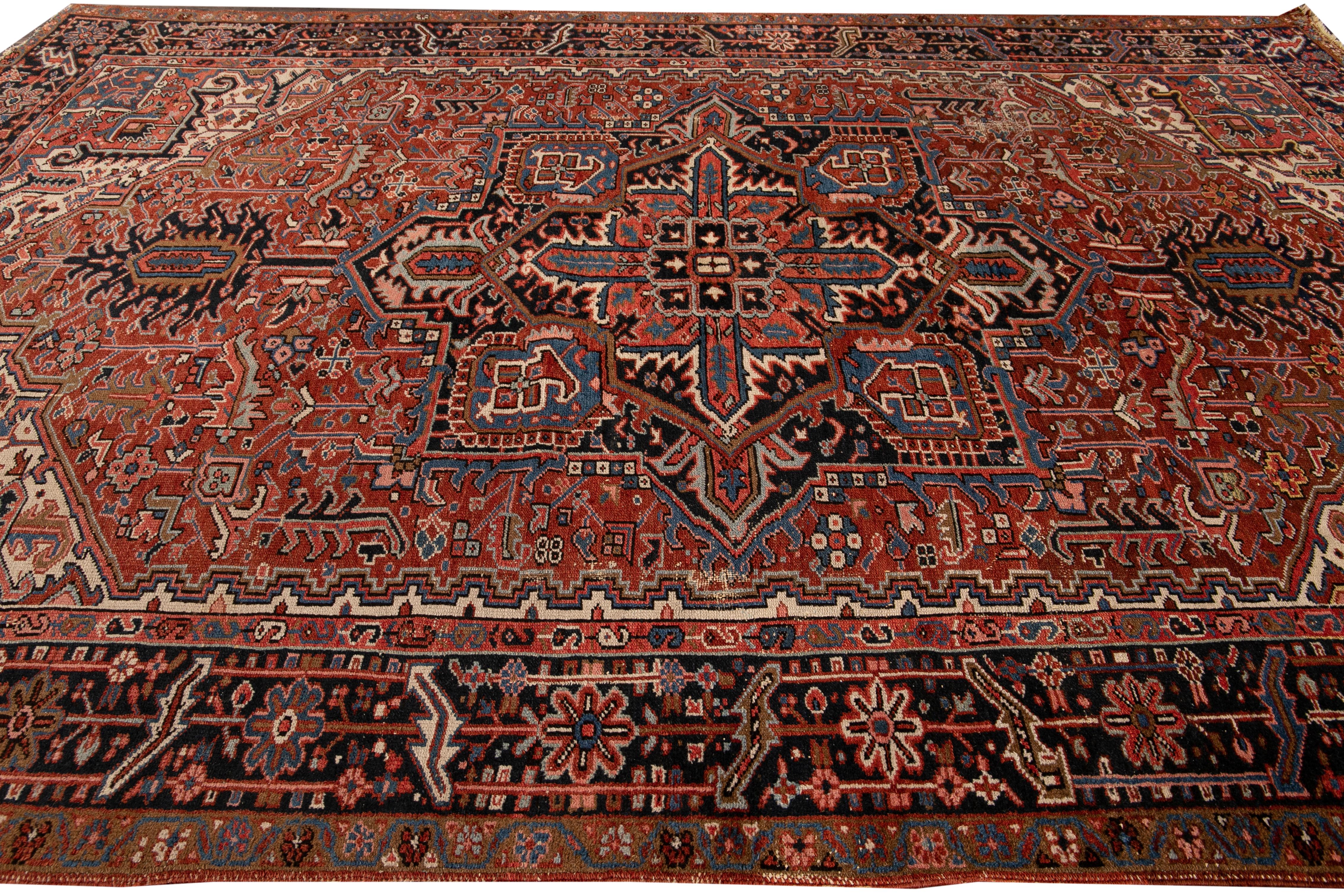 Noué à la main Ancien tapis persan Heriz en laine médaillon multicolore fait à la main en vente