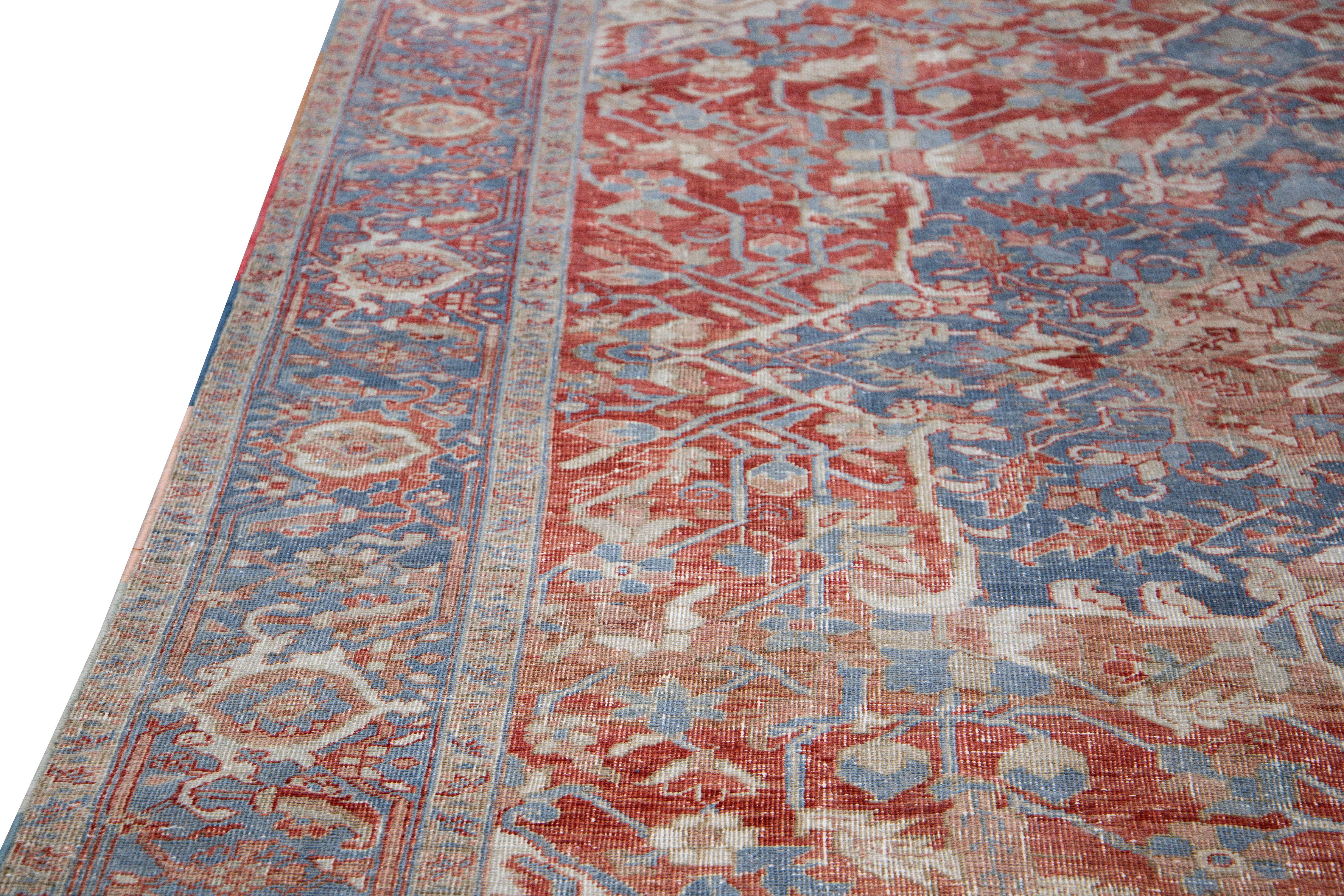 Antiker persischer Heriz handgefertigter roter und blauer Medaillon-Wollteppich mit Blumenmuster im Angebot 3