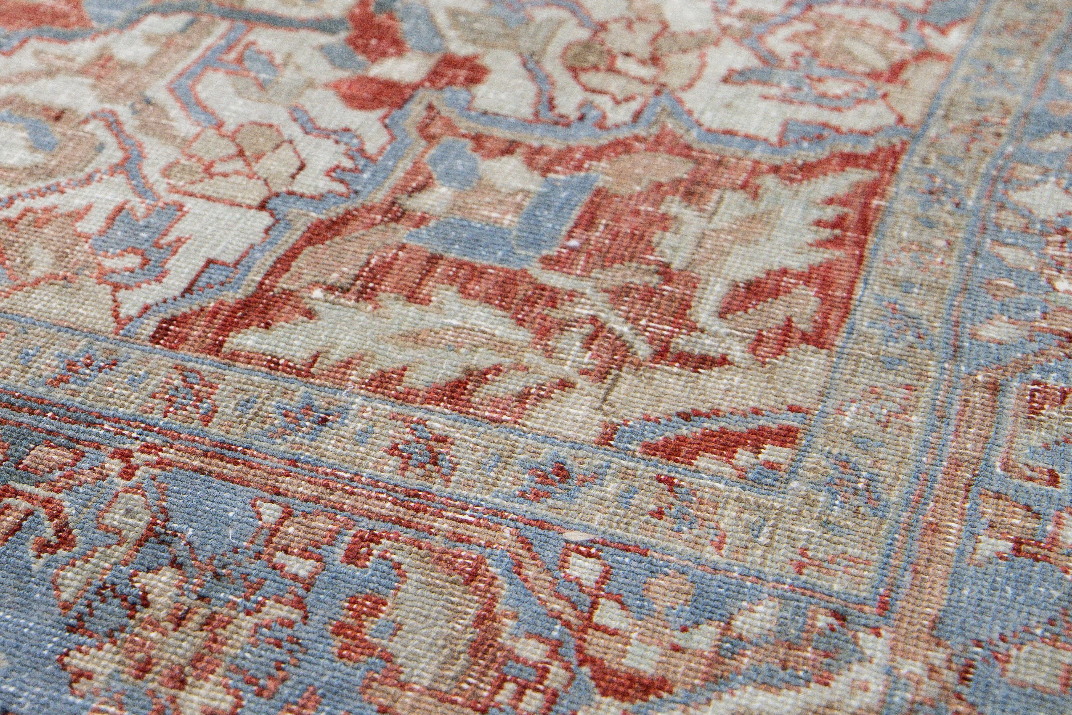 Antiker persischer Heriz handgefertigter roter und blauer Medaillon-Wollteppich mit Blumenmuster (Wolle) im Angebot