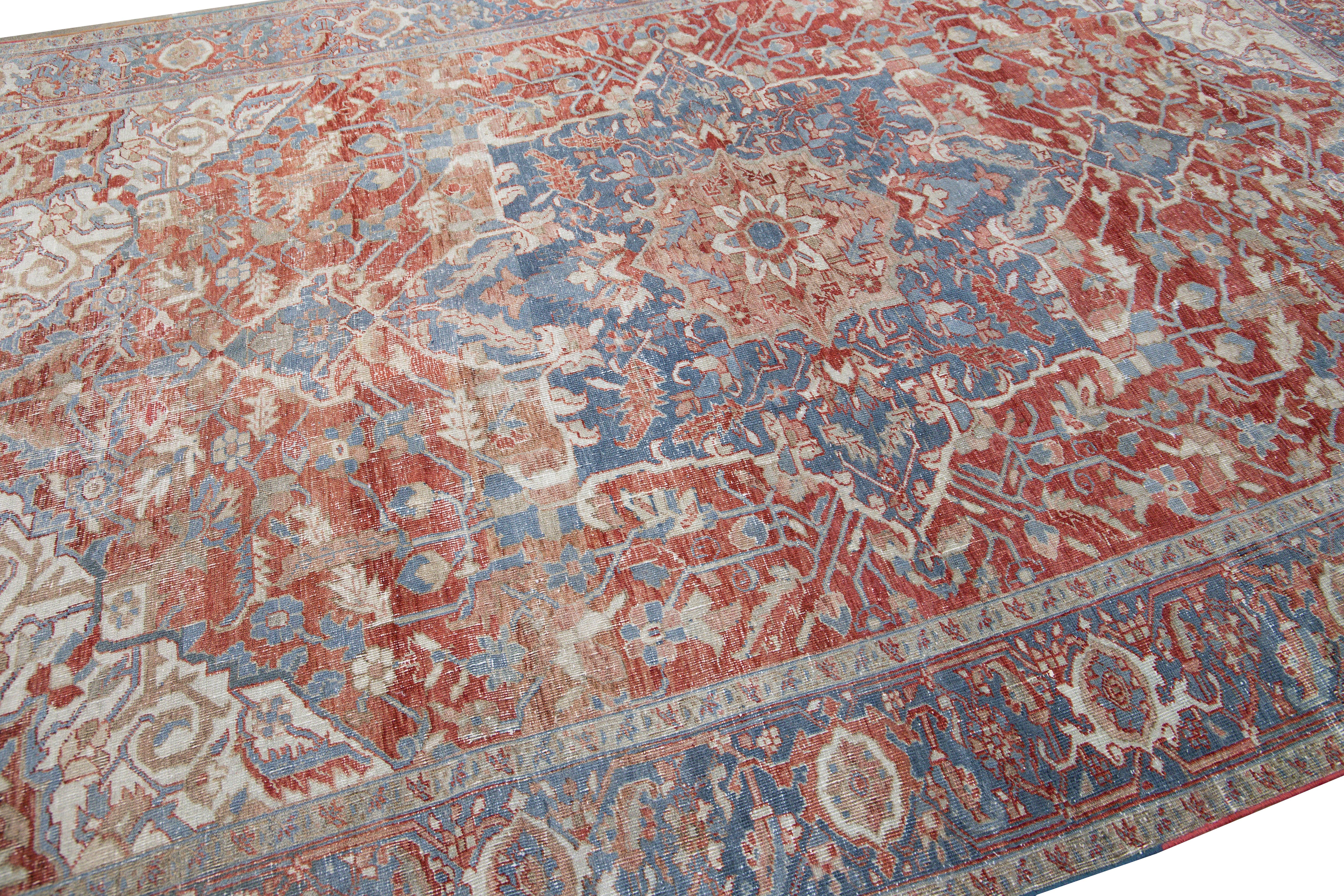 Antiker persischer Heriz handgefertigter roter und blauer Medaillon-Wollteppich mit Blumenmuster im Angebot 1