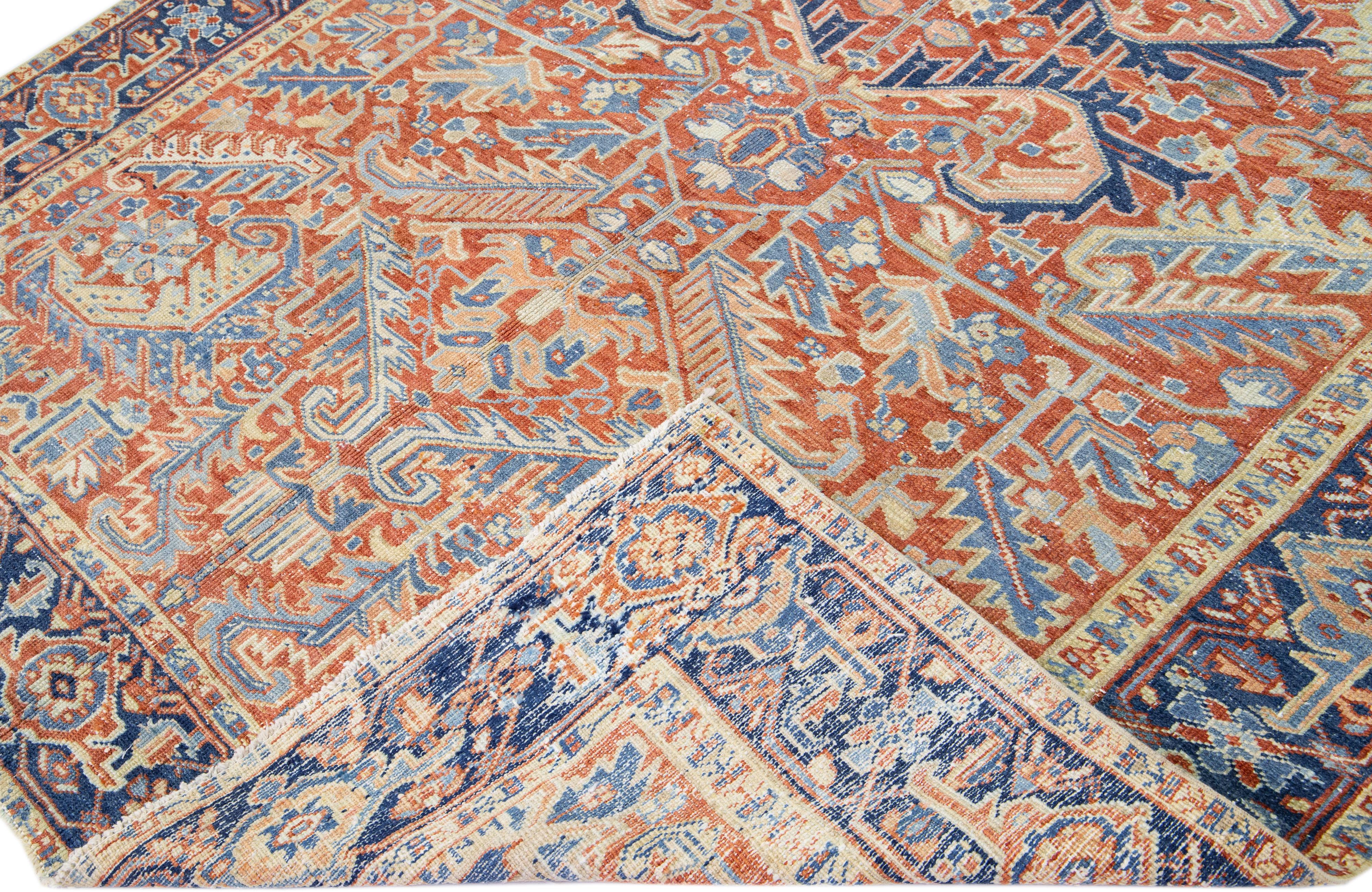 Schöner antiker, handgeknüpfter Heriz-Wollteppich mit einem rostfarbenen Feld. Dieser Perserteppich hat einen blauen Rahmen mit beigefarbenen und hellblauen Akzenten in einem herrlichen geometrischen Blumenmuster.

Dieser Teppich misst: 7' x